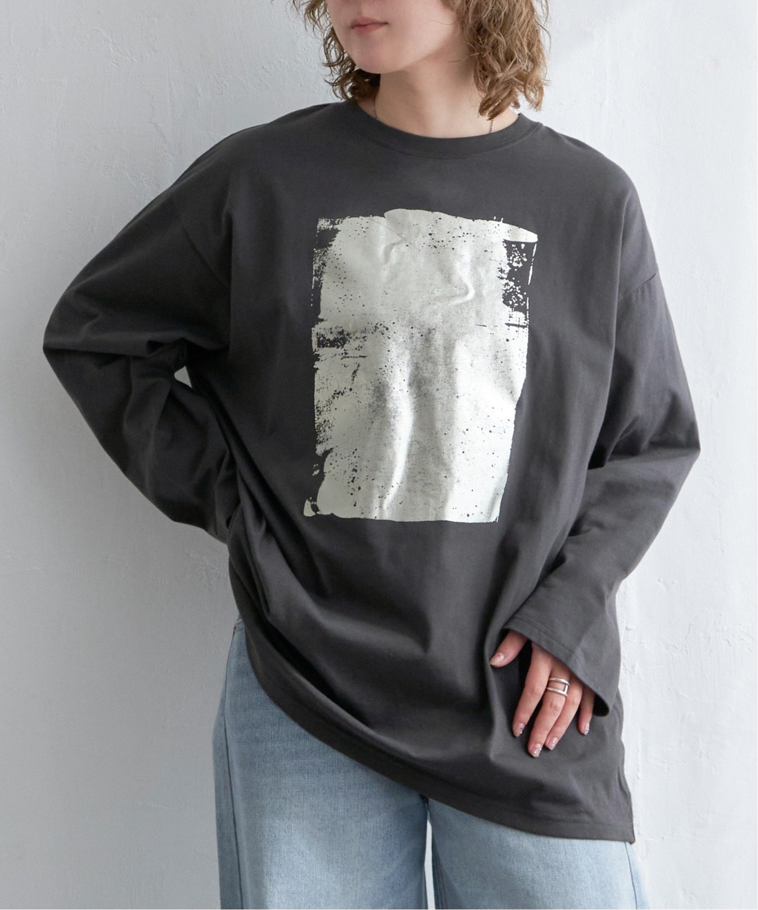 【ノッチ/notch】の箔プリントロンT インテリア・キッズ・メンズ・レディースファッション・服の通販 founy(ファニー) 　ファッション　Fashion　レディースファッション　Fashion for Women　トップス・カットソー　Cut & Sew Tops　ロングTシャツ・Tシャツ　Longline T-Shirts & Tees　インナー　Innerwear　春　Spring　カーゴパンツ　Cargo Pants, Utility Pants　トレンド　Trend, Trending Now　ビッグ　Big, Oversized　プリント　Print, Printed Pattern　ボトム　Bottoms, Lower Wear　羽織　Haori, Light Jacket　マーメイド　Mermaid, Fishtail Silhouette　ルーズ　Loose, Oversized　冬　Winter / This Winter　夏　Summer　チャコール|ID: prp329100004741833 ipo3291000000034263366