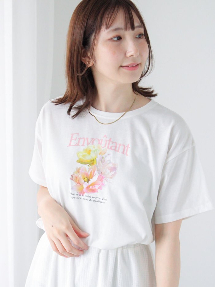 【テチチ/Te chichi】のフラワーモチーフプリントTシャツ インテリア・キッズ・メンズ・レディースファッション・服の通販 founy(ファニー) https://founy.com/ ファッション Fashion レディースファッション Fashion for Women トップス・カットソー Cut & Sew Tops シャツ・ブラウス・オフィスカジュアル Elegant Blouses & Button-Ups ロングTシャツ・Tシャツ Longline T-Shirts & Tees 花柄・フラワープリント・モチーフ Floral Prints & Motifs / Flower Pattern Tops フラワー Flower, Floral プリント Print, Printed Pattern ベーシック Basic, Essential モチーフ Motif, Design Theme ロマンティック Romantic, Feminine Style |ID: prp329100004741903 ipo3291000000034264097