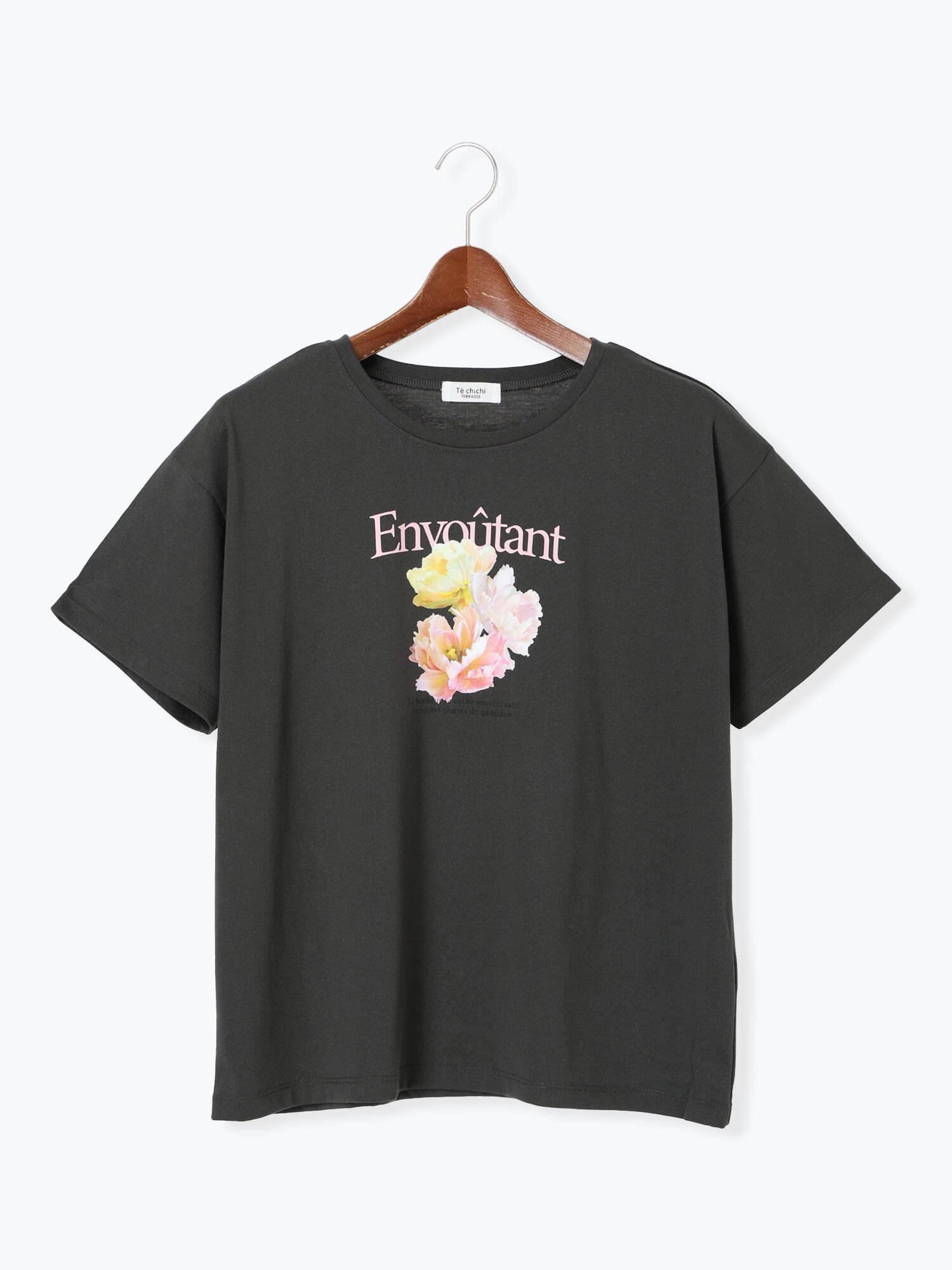 【テチチ/Te chichi】のフラワーモチーフプリントTシャツ インテリア・キッズ・メンズ・レディースファッション・服の通販 founy(ファニー) 　ファッション　Fashion　レディースファッション　Fashion for Women　トップス・カットソー　Cut & Sew Tops　シャツ・ブラウス・オフィスカジュアル　Elegant Blouses & Button-Ups　ロングTシャツ・Tシャツ　Longline T-Shirts & Tees　花柄・フラワープリント・モチーフ　Floral Prints & Motifs / Flower Pattern Tops　フラワー　Flower, Floral　プリント　Print, Printed Pattern　ベーシック　Basic, Essential　モチーフ　Motif, Design Theme　ロマンティック　Romantic, Feminine Style　チャコールグレー|ID: prp329100004741903 ipo3291000000034264102