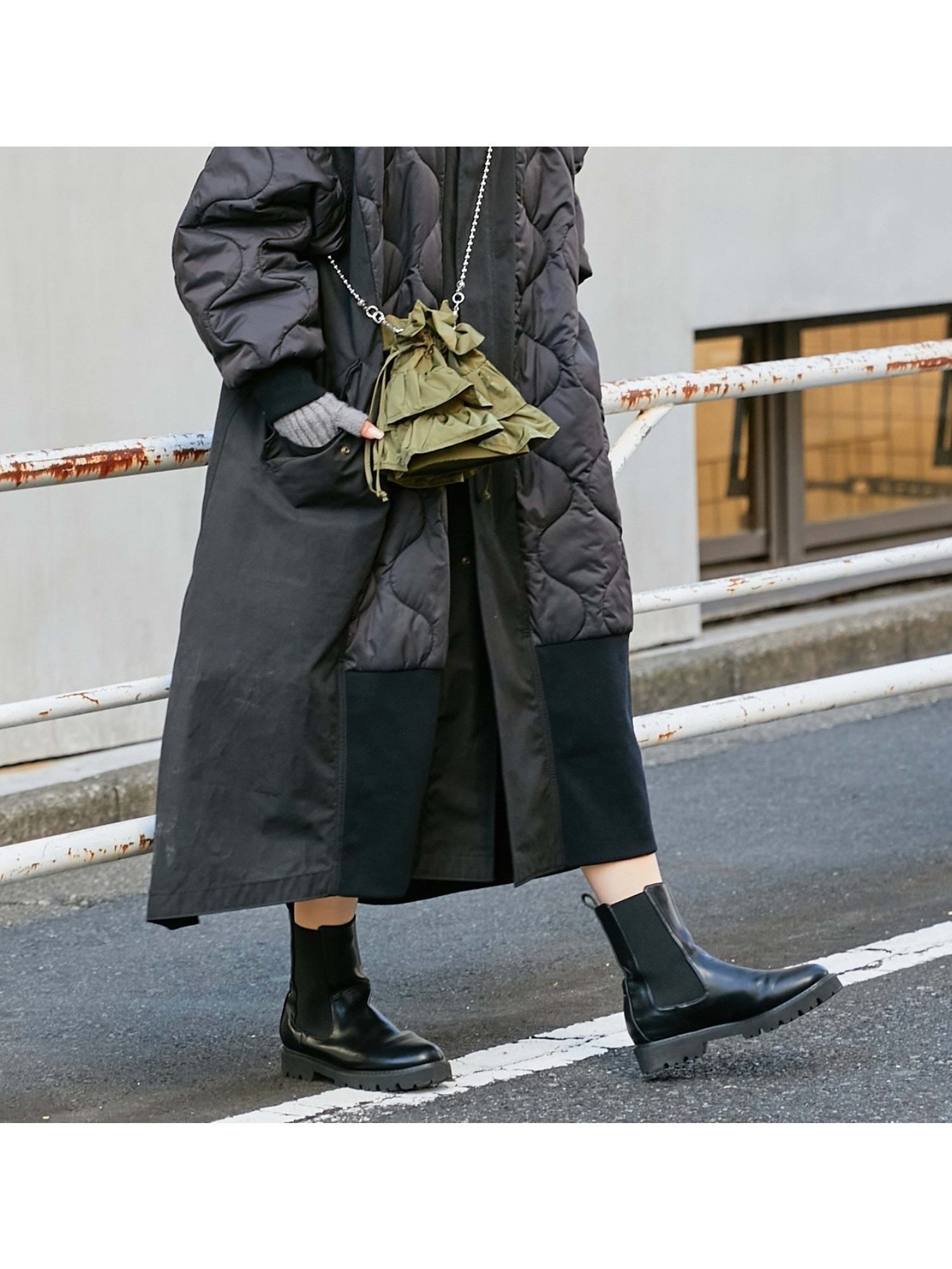 【チャオパニックティピー/CIAOPANIC TYPY】の【etsinta/エシンタ】切替マキシミリタリーコート インテリア・キッズ・メンズ・レディースファッション・服の通販 founy(ファニー) 　ファッション　Fashion　レディースファッション　Fashion for Women　アウター　Coat / Outerwear Collection　コート・ロングコート・ピーコート　Long Coats, Peacoats & More　キルティング　Quilted, Quilting　キルト　Quilt, Quilted Fabric　切替　Switching, Contrast Panel　軽量　Lightweight, Ultra Light　シンプル　Simple, Minimal　スウェット / スエット　Sweatshirt, Sweatwear　タートルネック　Turtleneck, High Neck　デニム　Denim, Jeans Material　定番　Standard, Basic Item　防寒　Cold Protection, Winter-Ready　マフラー　Scarf, Muffler　リラックス　Relax, Relaxed Fit　ロング　Long, Long-Length　ワイド　Wide, Wide Fit　A/W・秋冬　Autumn/Winter　おすすめ　Recommended / Our Picks　ブラック|ID: prp329100004742206 ipo3291000000034508003