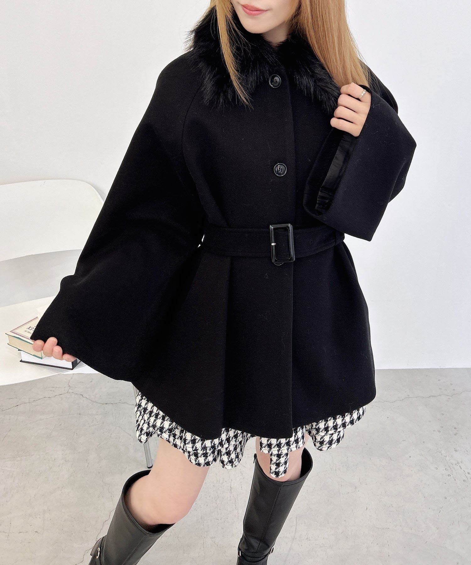 【イング/INGNI】のファー取り外しケープコート インテリア・キッズ・メンズ・レディースファッション・服の通販 founy(ファニー) 　ファッション　Fashion　レディースファッション　Fashion for Women　アウター　Coat / Outerwear Collection　コート・ロングコート・ピーコート　Long Coats, Peacoats & More　クラシカル　Classical, Vintage-Inspired　ショート　Short, Short Length　スクエア　Square, Square Shape　スマホ　Smartphone, Mobile Device　スリット　Slit, Slit Detail　フレア　Flare, Flared　フロント　Front, Front Design　ボトム　Bottoms, Lower Wear　ポケット　Pocket, Pocket Detail　防寒　Cold Protection, Winter-Ready　ミニスカート　Mini Skirt, Short Skirt　冬　Winter / This Winter　クロ|ID: prp329100004742636 ipo3291000000034271678