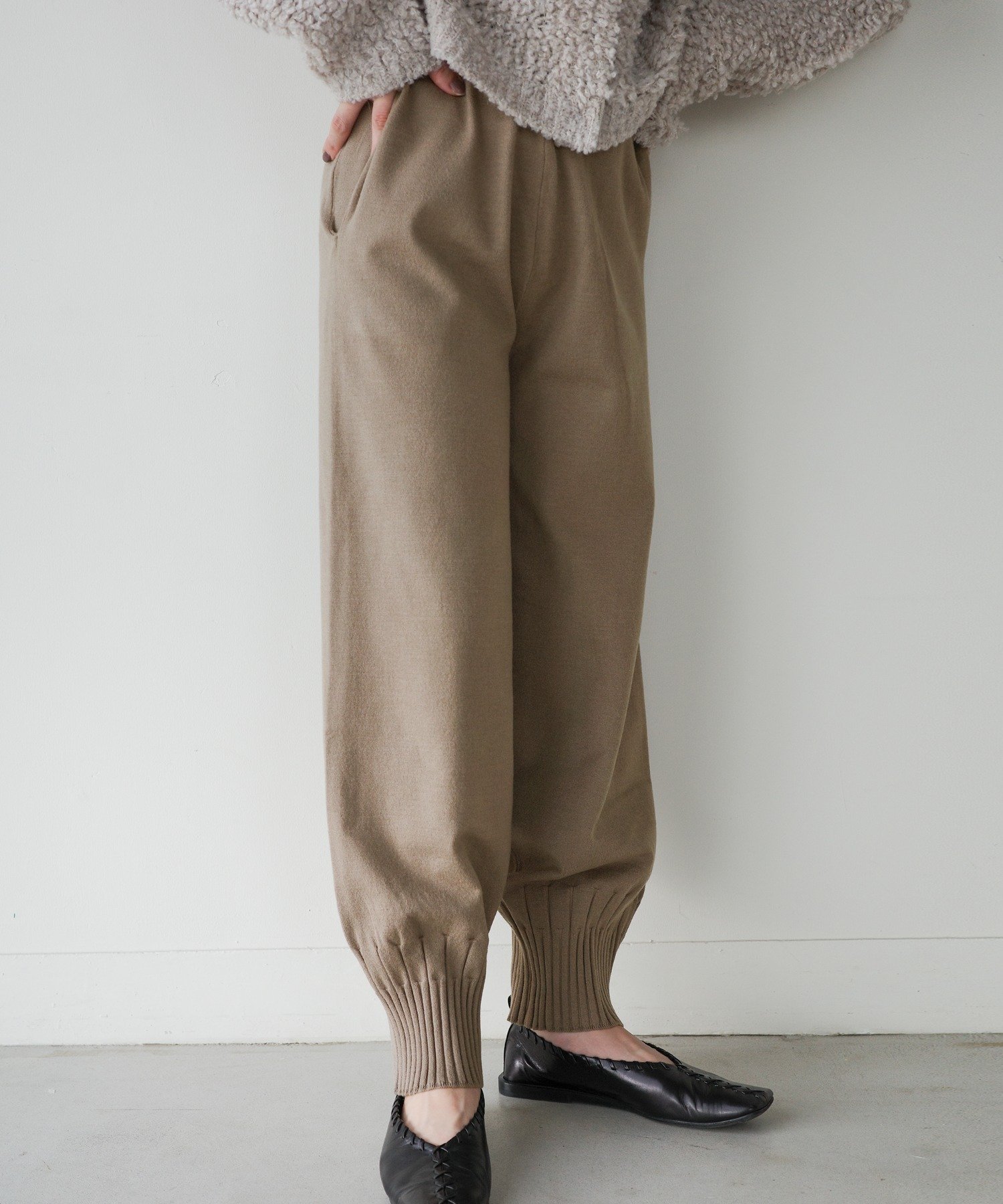 【セレクトモカ/SELECT MOCA】の【人気インフルエンサーコラボbySON】裾リブニットバルーンパンツ インテリア・キッズ・メンズ・レディースファッション・服の通販 founy(ファニー) ファッション Fashion レディースファッション Fashion for Women パンツ Pants & Trousers おすすめ Recommended / Our Picks シンプル Simple, Minimal ジャケット Jacket, Outerwear 人気 Popular, Best Seller 切替 Switching, Contrast Panel 楽ちん Easy Fit, Comfortable グレイッシュベージュ-230|ID: prp329100004742738 ipo3291000000034568525