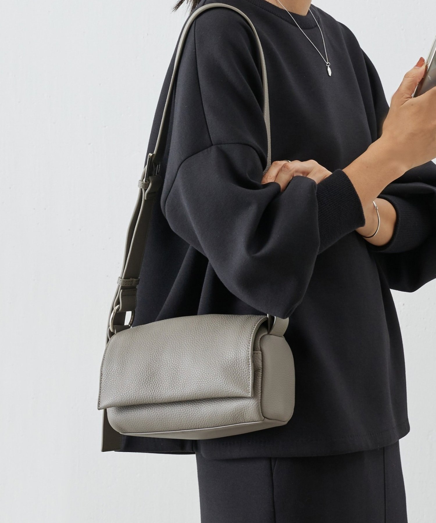 【ビアズリー/BEARDSLEY】のミニレザーボディバッグ インテリア・キッズ・メンズ・レディースファッション・服の通販 founy(ファニー) 　ファッション　Fashion　レディースファッション　Fashion for Women　バッグ　Bags　アクセサリー　Fashion Accessories　コンパクト　Compact, Small Size　ショルダー　Shoulder, Shoulder Strap　シルバー　Silver, Metallic Silver　スカーフ　Scarf, Neckwear　チャーム　Charm, Pendant　ドット　Polka Dot, Dot Pattern　定番　Standard, Basic Item　人気　Popular, Best Seller　フラップ　Flap, Flap Pocket　ポケット　Pocket, Pocket Detail　マグネット　Magnet, Magnetic Closure　おすすめ　Recommended / Our Picks　エレガント 上品　Elegant　トープ|ID: prp329100004743162 ipo3291000000034275449