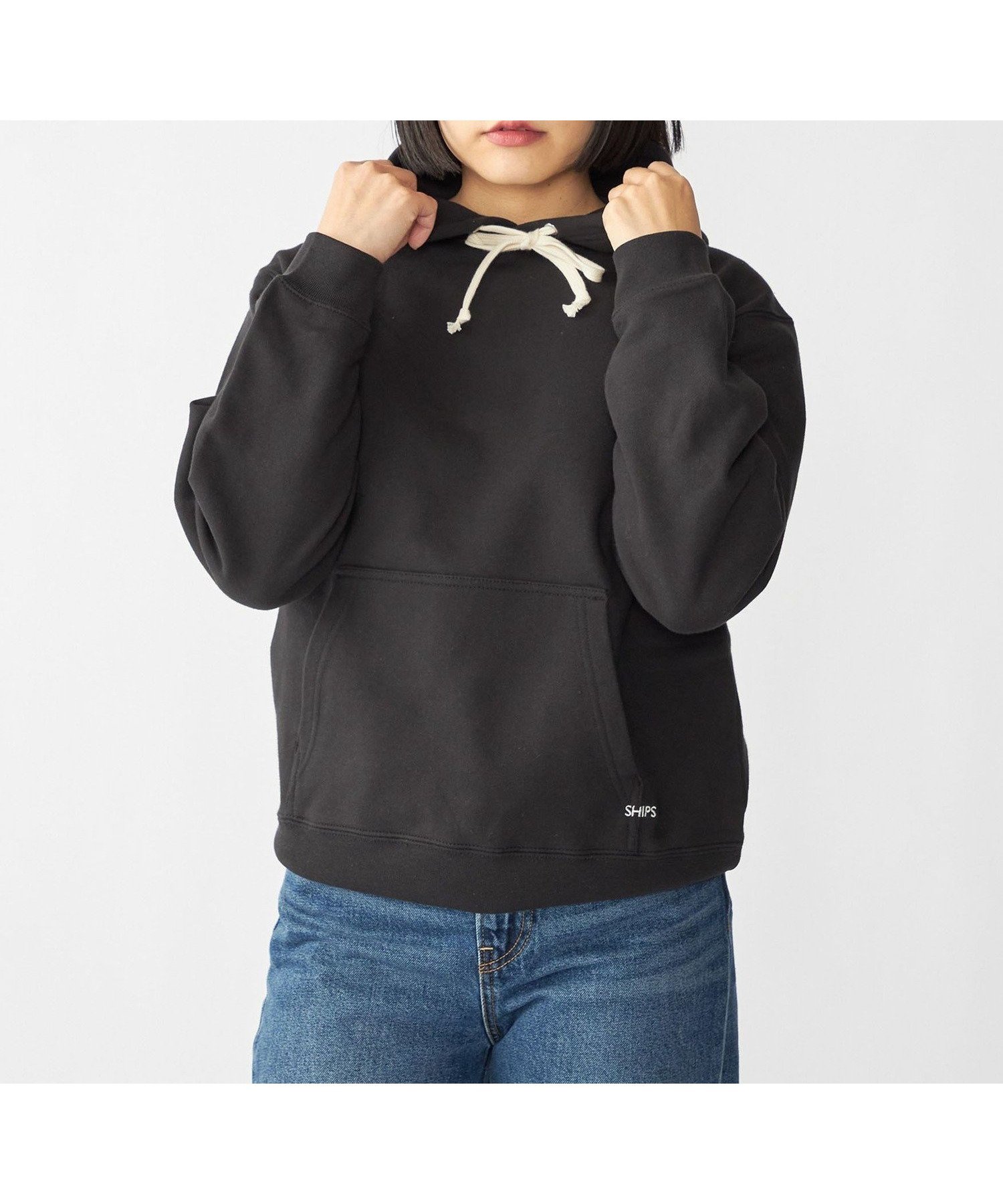 【シップス フォー ウィメン/SHIPS】の【WEB限定】SHIPS マイクロ SHIPS 刺繍 ロゴ 裏毛 スウェット プルオーバーパーカー インテリア・キッズ・メンズ・レディースファッション・服の通販 founy(ファニー) 　ファッション　Fashion　レディースファッション　Fashion for Women　トップス・カットソー　Cut & Sew Tops　レディースパーカー・カジュアルフーディー　Casual Hoodies & Sweatshirts　カジュアルプルオーバー・ニットトップス　Pullovers & Knit Tops / Casual Pullovers　スウェット・クルーネックトップス　Sweatshirts & Crewnecks / Relaxed Fit Sweat Tops　おすすめ　Recommended / Our Picks　スウェット / スエット　Sweatshirt, Sweatwear　パーカー　Hoodie, Parka　ポケット　Pocket, Pocket Detail　人気　Popular, Best Seller　定番　Standard, Basic Item　ブラック|ID: prp329100004743249 ipo3291000000034950286