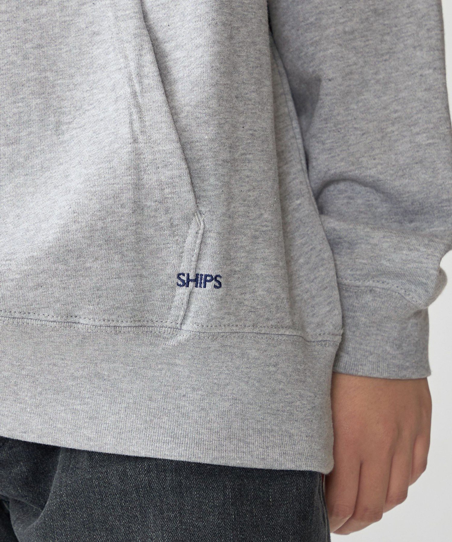 【シップス フォー ウィメン/SHIPS】の【WEB限定】SHIPS マイクロ SHIPS 刺繍 ロゴ 裏毛 スウェット プルオーバーパーカー インテリア・キッズ・メンズ・レディースファッション・服の通販 founy(ファニー) 　ファッション　Fashion　レディースファッション　Fashion for Women　トップス・カットソー　Cut & Sew Tops　レディースパーカー・カジュアルフーディー　Casual Hoodies & Sweatshirts　カジュアルプルオーバー・ニットトップス　Pullovers & Knit Tops / Casual Pullovers　スウェット・クルーネックトップス　Sweatshirts & Crewnecks / Relaxed Fit Sweat Tops　おすすめ　Recommended / Our Picks　スウェット / スエット　Sweatshirt, Sweatwear　パーカー　Hoodie, Parka　ポケット　Pocket, Pocket Detail　人気　Popular, Best Seller　定番　Standard, Basic Item　グレー|ID: prp329100004743249 ipo3291000000034950288