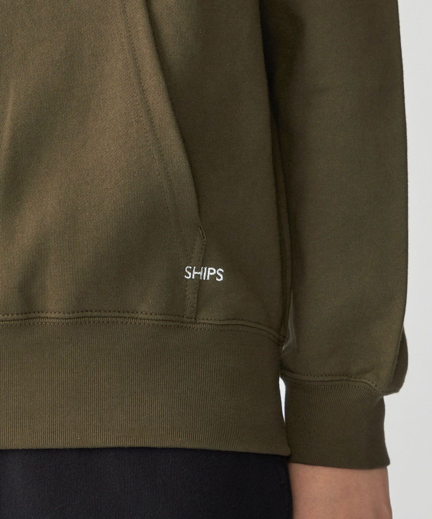 【シップス フォー ウィメン/SHIPS】の【WEB限定】SHIPS マイクロ SHIPS 刺繍 ロゴ 裏毛 スウェット プルオーバーパーカー インテリア・キッズ・メンズ・レディースファッション・服の通販 founy(ファニー) 　ファッション　Fashion　レディースファッション　Fashion for Women　トップス・カットソー　Cut & Sew Tops　レディースパーカー・カジュアルフーディー　Casual Hoodies & Sweatshirts　カジュアルプルオーバー・ニットトップス　Pullovers & Knit Tops / Casual Pullovers　スウェット・クルーネックトップス　Sweatshirts & Crewnecks / Relaxed Fit Sweat Tops　おすすめ　Recommended / Our Picks　スウェット / スエット　Sweatshirt, Sweatwear　パーカー　Hoodie, Parka　ポケット　Pocket, Pocket Detail　人気　Popular, Best Seller　定番　Standard, Basic Item　オリーブ|ID: prp329100004743249 ipo3291000000034950289