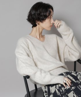 【ナノ ユニバース/nano universe】 ウォッシャブルフォックスVネックニットプルオーバー人気、トレンドファッション・服の通販 founy(ファニー) ファッション Fashion レディースファッション Fashion for Women トップス・カットソー Cut & Sew Tops ニット Knit Tops & Sweaters カジュアルプルオーバー・ニットトップス Pullovers & Knit Tops / Casual Pullovers Vネックトップス V-Neck Tops / V-Cut Neckline Shirts アクセサリー Fashion Accessories ウォッシャブル Machine Washable 洗える Machine Washable 人気 Popular, Best Seller バランス Balance, Style Balance フィット Fit, Slim Fit フェミニン Feminine, Girly フォックス Fox, Fox Fur ボトム Bottoms, Lower Wear エレガント 上品 Elegant 2025年 2025 2025-2026秋冬・A/W Autumn/Winter 2025–26 AW25–26 |ID:prp329100004743347