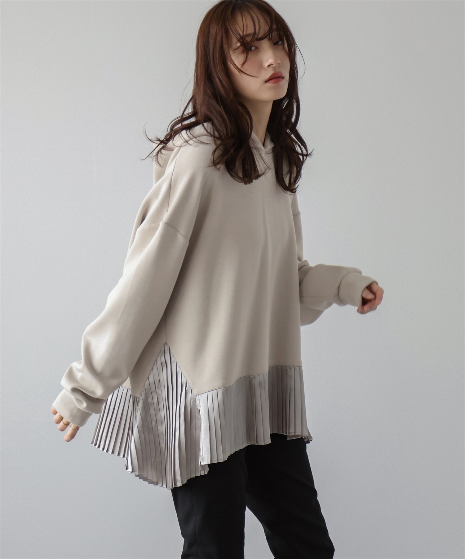 【ラジュール/Lajour】のプリーツヘムパーカー インテリア・キッズ・メンズ・レディースファッション・服の通販 founy(ファニー) 　ファッション　Fashion　レディースファッション　Fashion for Women　トップス・カットソー　Cut & Sew Tops　レディースパーカー・カジュアルフーディー　Casual Hoodies & Sweatshirts　とろみ　Fluid, Flowy Fabric　なめらか　Smooth, Silky Texture　バランス　Balance, Style Balance　パーカー　Hoodie, Parka　プリーツ　Pleats, Pleated　エレガント 上品　Elegant　ベージュ|ID: prp329100004743443 ipo3291000000034419086