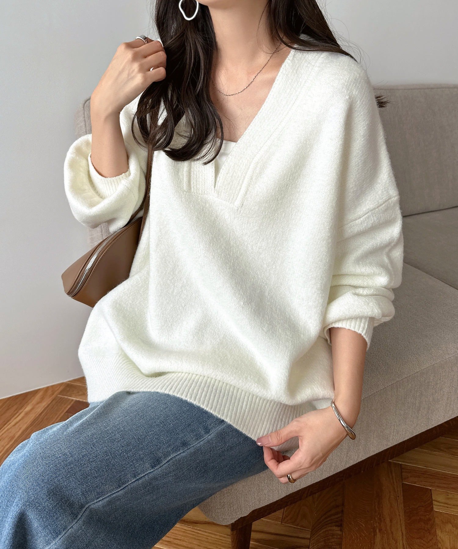 【アンドミー/andme】の天竺編みVネック長袖ニットトップス インテリア・キッズ・メンズ・レディースファッション・服の通販 founy(ファニー) 　ファッション　Fashion　レディースファッション　Fashion for Women　トップス・カットソー　Cut & Sew Tops　ニット　Knit Tops & Sweaters　Vネックトップス　V-Neck Tops / V-Cut Neckline Shirts　アクリル　Acrylic Material　トレンド　Trend, Trending Now　人気　Popular, Best Seller　長袖　Long Sleeve, Full Sleeve　ルーズ　Loose, Oversized　おすすめ　Recommended / Our Picks　オフホワイト|ID: prp329100004743451 ipo3291000000034663105