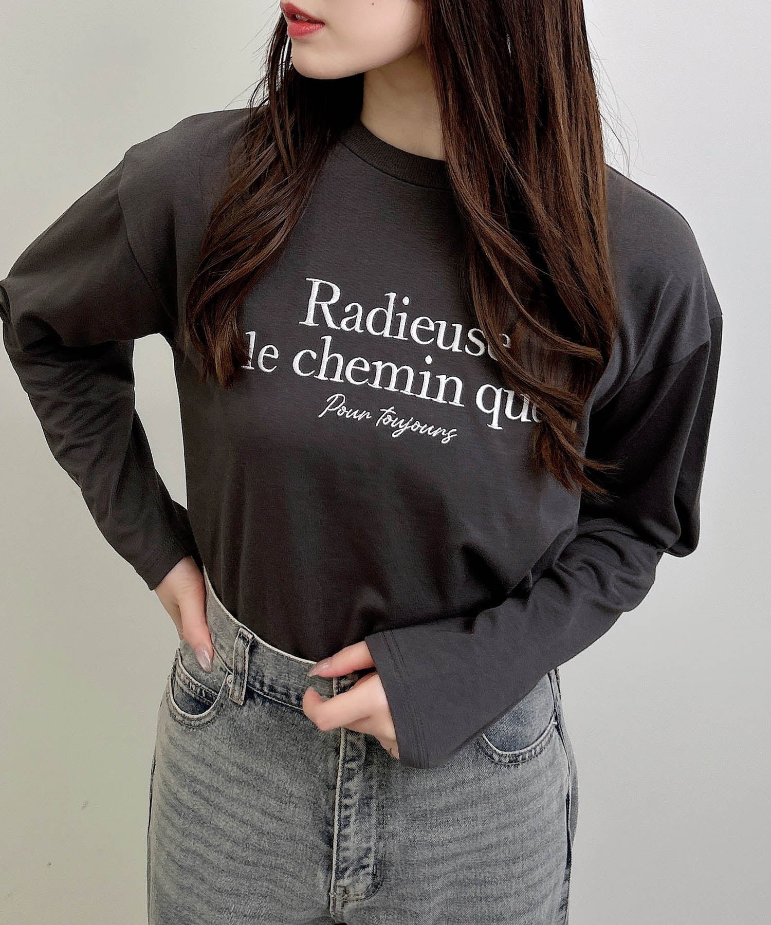 【イング/INGNI】のシンプルロゴロンT インテリア・キッズ・メンズ・レディースファッション・服の通販 founy(ファニー) ファッション Fashion レディースファッション Fashion for Women トップス・カットソー Cut & Sew Tops ロングTシャツ・Tシャツ Longline T-Shirts & Tees スマホ Smartphone, Mobile Device スリーブ Sleeve, Long Sleeve / Short Sleeve フロント Front, Front Design ベーシック Basic, Essential ロング Long, Long-Length チャコールグレー/オフホワイト|ID: prp329100004743925 ipo3291000000034477807