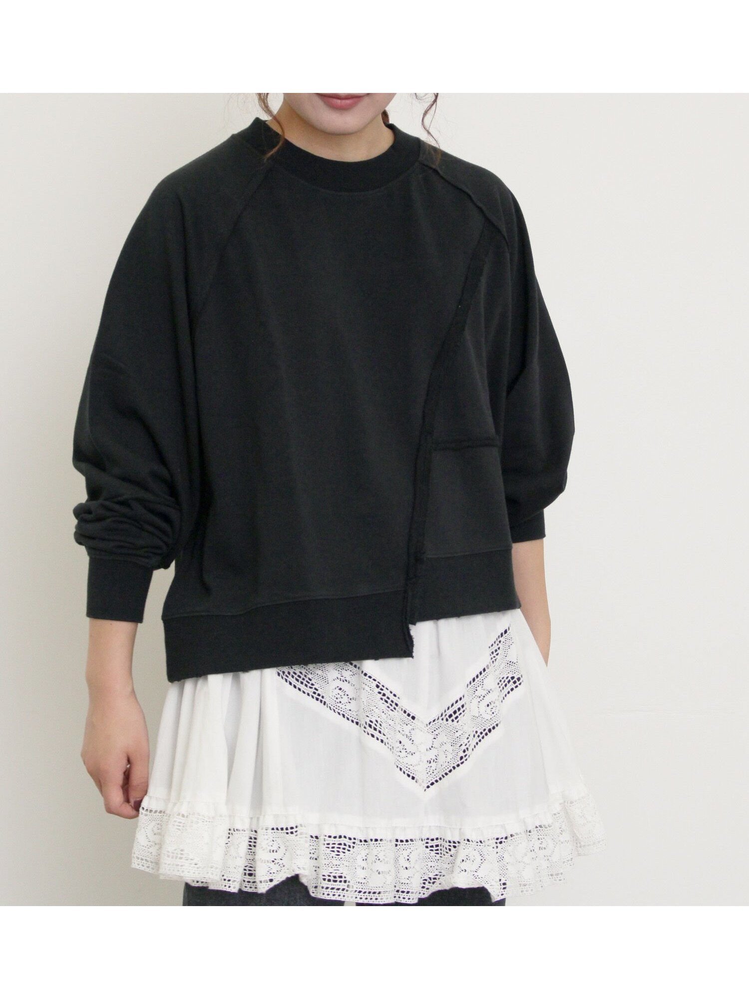 【サマンサモスモス/Samansa Mos2】のミニ裏毛ブロッキングショートスウェット インテリア・キッズ・メンズ・レディースファッション・服の通販 founy(ファニー) 　ファッション　Fashion　レディースファッション　Fashion for Women　トップス・カットソー　Cut & Sew Tops　レディースパーカー・カジュアルフーディー　Casual Hoodies & Sweatshirts　スウェット・クルーネックトップス　Sweatshirts & Crewnecks / Relaxed Fit Sweat Tops　アシンメトリー　Asymmetrical Style　ショート　Short, Short Length　スウェット / スエット　Sweatshirt, Sweatwear　バランス　Balance, Style Balance　ブロッキング　Color Blocking, Panel Design　ブラック|ID: prp329100004743927 ipo3291000000034576552