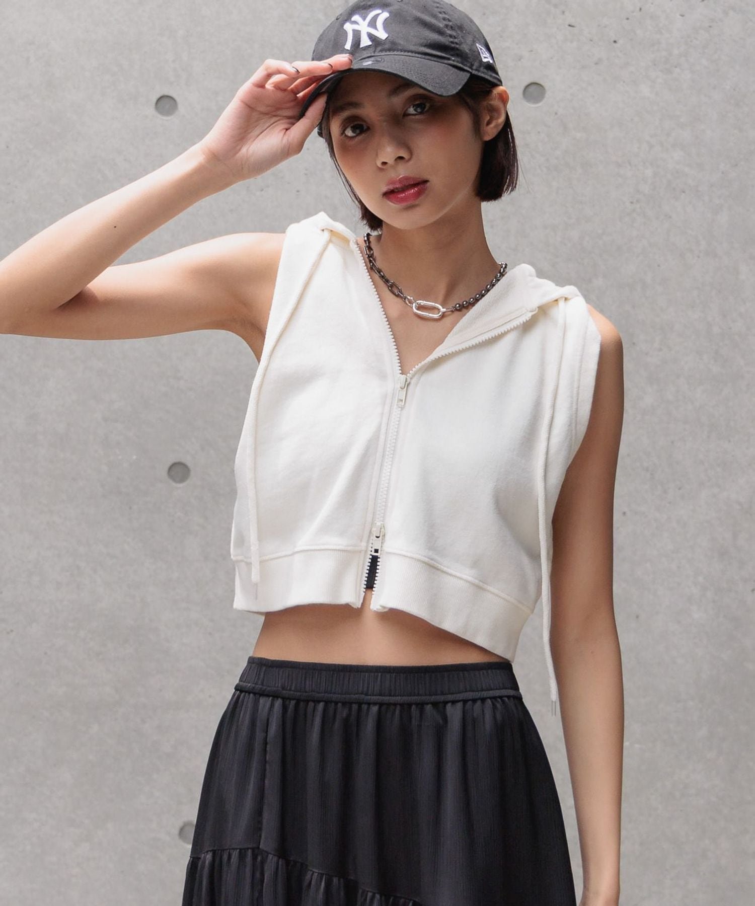 【ページボーイ/PAGEBOY】のノースリショートZIPパーカー インテリア・キッズ・メンズ・レディースファッション・服の通販 founy(ファニー) 　ファッション　Fashion　レディースファッション　Fashion for Women　トップス・カットソー　Cut & Sew Tops　レディースパーカー・カジュアルフーディー　Casual Hoodies & Sweatshirts　おすすめ　Recommended / Our Picks　ショート　Short, Short Length　ジップ　Zip, Zipper　ハーフ　Half, Half-Length　パーカー　Hoodie, Parka　ベスト　Vest, Waistcoat　夏　Summer　オフホワイト05|ID: prp329100004744045 ipo3291000000034285834
