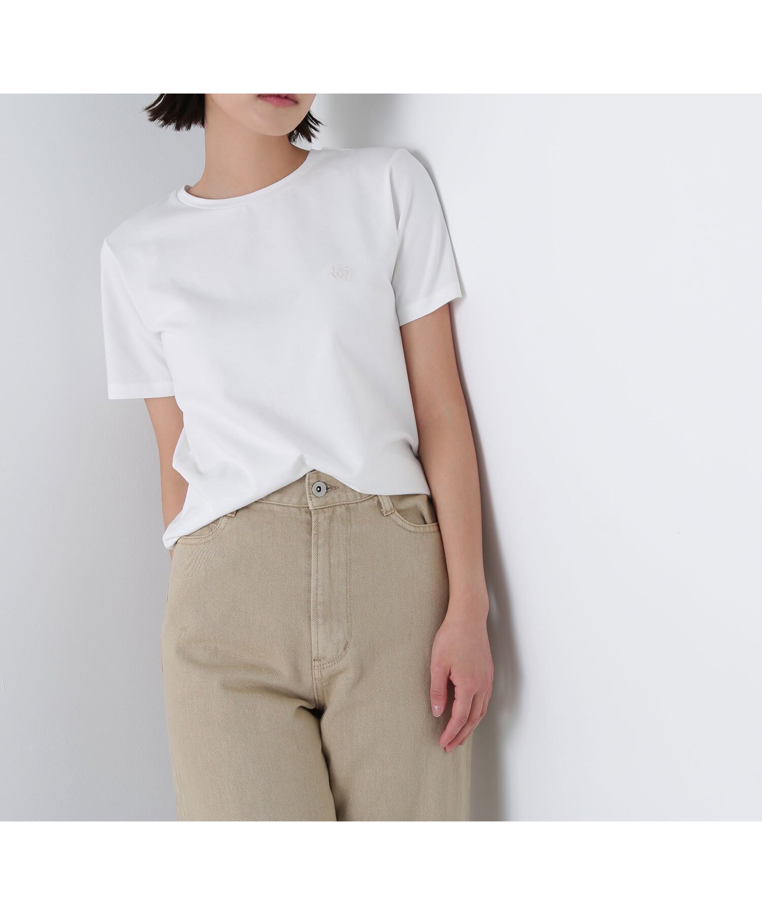 【ナチュラル ビューティー ベーシック/NATURAL BEAUTY BASIC】のワンポイントコンパクトTシャツ インテリア・キッズ・メンズ・レディースファッション・服の通販 founy(ファニー) 　ファッション　Fashion　レディースファッション　Fashion for Women　トップス・カットソー　Cut & Sew Tops　シャツ・ブラウス・オフィスカジュアル　Elegant Blouses & Button-Ups　ロングTシャツ・Tシャツ　Longline T-Shirts & Tees　コンパクト　Compact, Small Size　ワンポイント　One Point, Statement Accent　オフホワイト1|ID: prp329100004744173 ipo3291000000034288074
