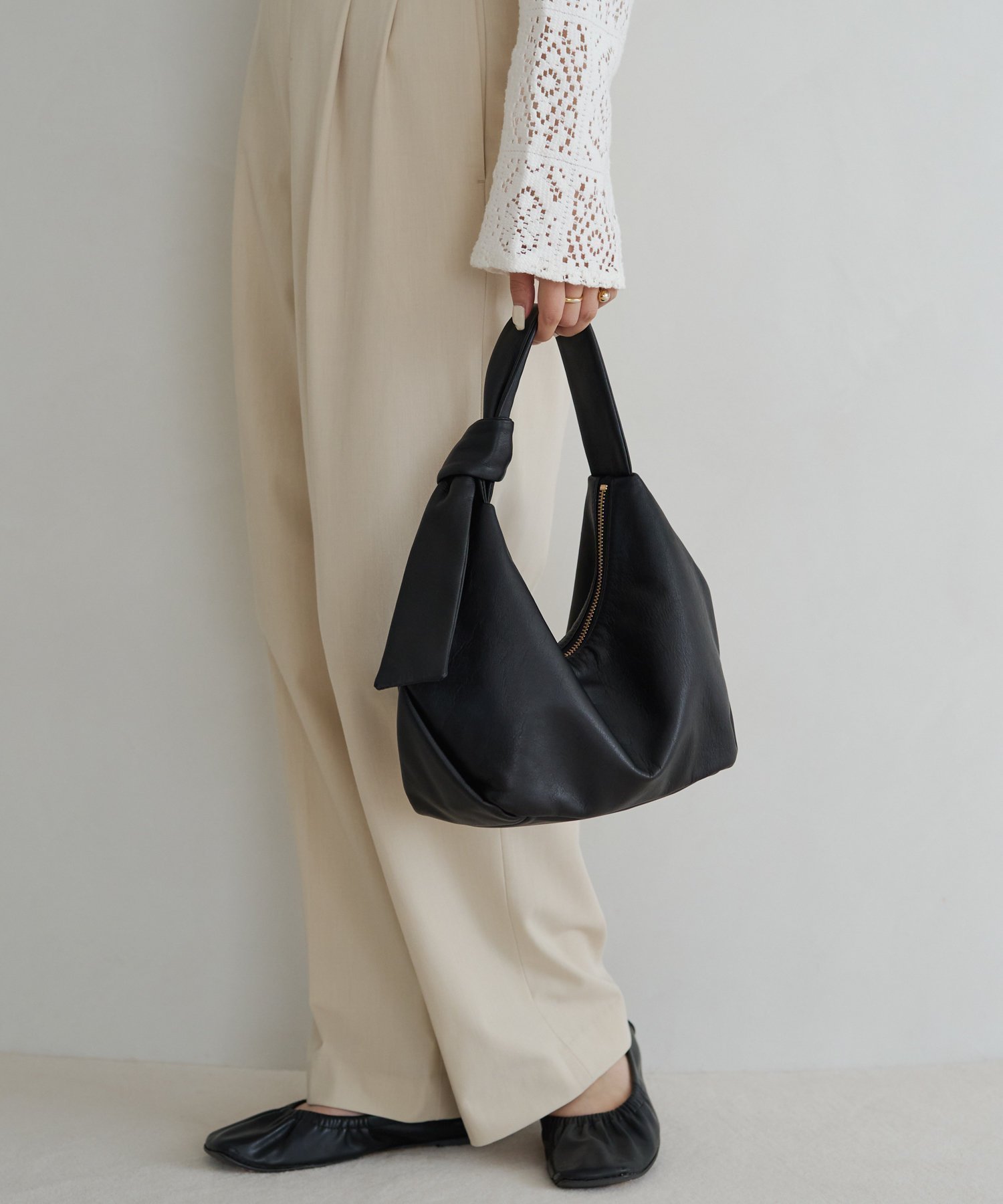 【ジェミール/gemeil】の【コラボカラーあり】ノットワンハンドルバッグ インテリア・キッズ・メンズ・レディースファッション・服の通販 founy(ファニー) 　ファッション　Fashion　レディースファッション　Fashion for Women　バッグ　Bags　コラボ　Collaboration, Collab　傘　Umbrella, Parasol　シルバー　Silver, Metallic Silver　財布　Wallet, Purse　タオル　Towel, Bath Towel　トレンド　Trend, Trending Now　人気　Popular, Best Seller　ハンド　Hand, Handmade　フォルム　Silhouette, Form　ポケット　Pocket, Pocket Detail　ブラック|ID: prp329100004744325 ipo3291000000034932969