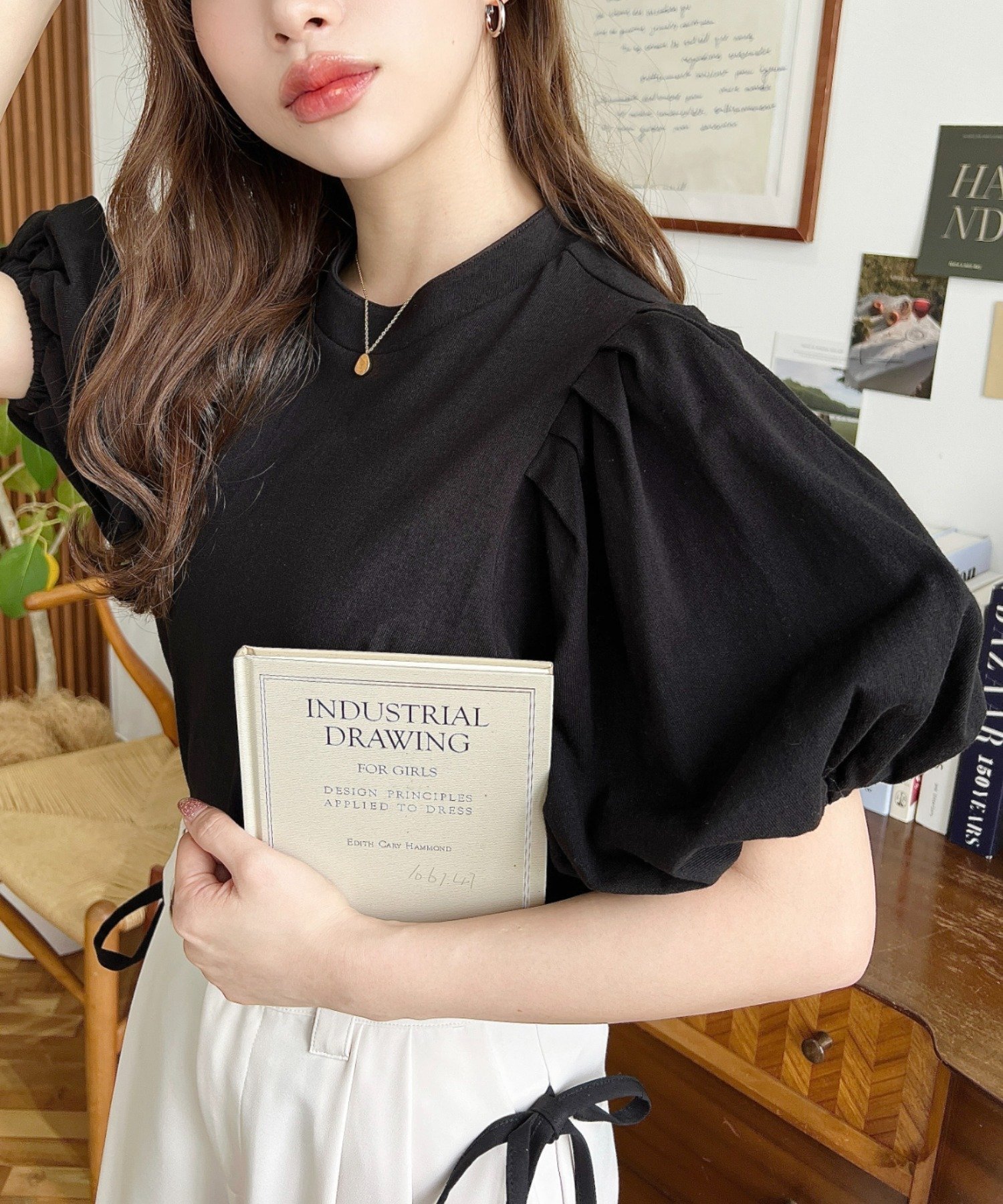 【モーメントプラス/moment+ / MEN】のバックリボンパフスリーブ半袖Tシャツ インテリア・キッズ・メンズ・レディースファッション・服の通販 founy(ファニー) 　ファッション　Fashion　メンズファッション　Fashion for Men　カットソー　Cut and Sewn Top　スタンド　Stand Collar, Upright Stand　スラックス　Slacks, Dress Pants　スリーブ　Sleeve, Long Sleeve / Short Sleeve　デニム　Denim, Jeans Material　トレンド　Trend, Trending Now　定番　Standard, Basic Item　バルーン　Balloon, Balloon Silhouette　ベーシック　Basic, Essential　ボーダー　Border, Stripe　半袖　Short Sleeve, Half Sleeve　マーメイド　Mermaid, Fishtail Silhouette　無地　Plain, Solid Color　リボン　Ribbon, Bow　再入荷　Restock / Back in Stock　プチプライス・低価格　Affordable / Budget Price　ブラック|ID: prp329100004744379 ipo3291000000034291280