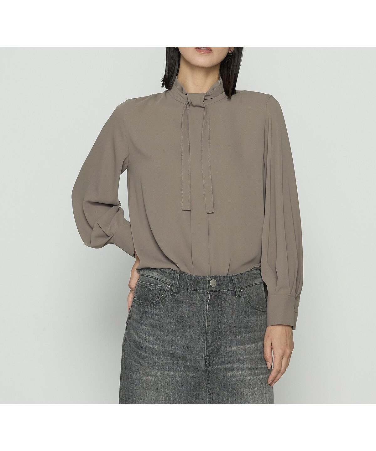 【コムサ/COMME CA】のマットサテン タイ付 ハイネックブラウス インテリア・キッズ・メンズ・レディースファッション・服の通販 founy(ファニー) 　ファッション　Fashion　レディースファッション　Fashion for Women　トップス・カットソー　Cut & Sew Tops　シャツ・ブラウス・オフィスカジュアル　Elegant Blouses & Button-Ups　エレガント 上品　Elegant　カフス　Cuff Design　サテン　Satin, Glossy Fabric　シンプル　Simple, Minimal　スタイリッシュ　Stylish, Fashionable　センター　Center, Center Line　トレンド　Trend, Trending Now　ドレープ　Drape, Draping Fabric　ハイネック　High Neck, Mock Neck　フェミニン　Feminine, Girly　フロント　Front, Front Design　ベーシック　Basic, Essential　リボン　Ribbon, Bow　ループ　Loop, Loop Knit　14:モカ|ID: prp329100004744397 ipo3291000000034291501
