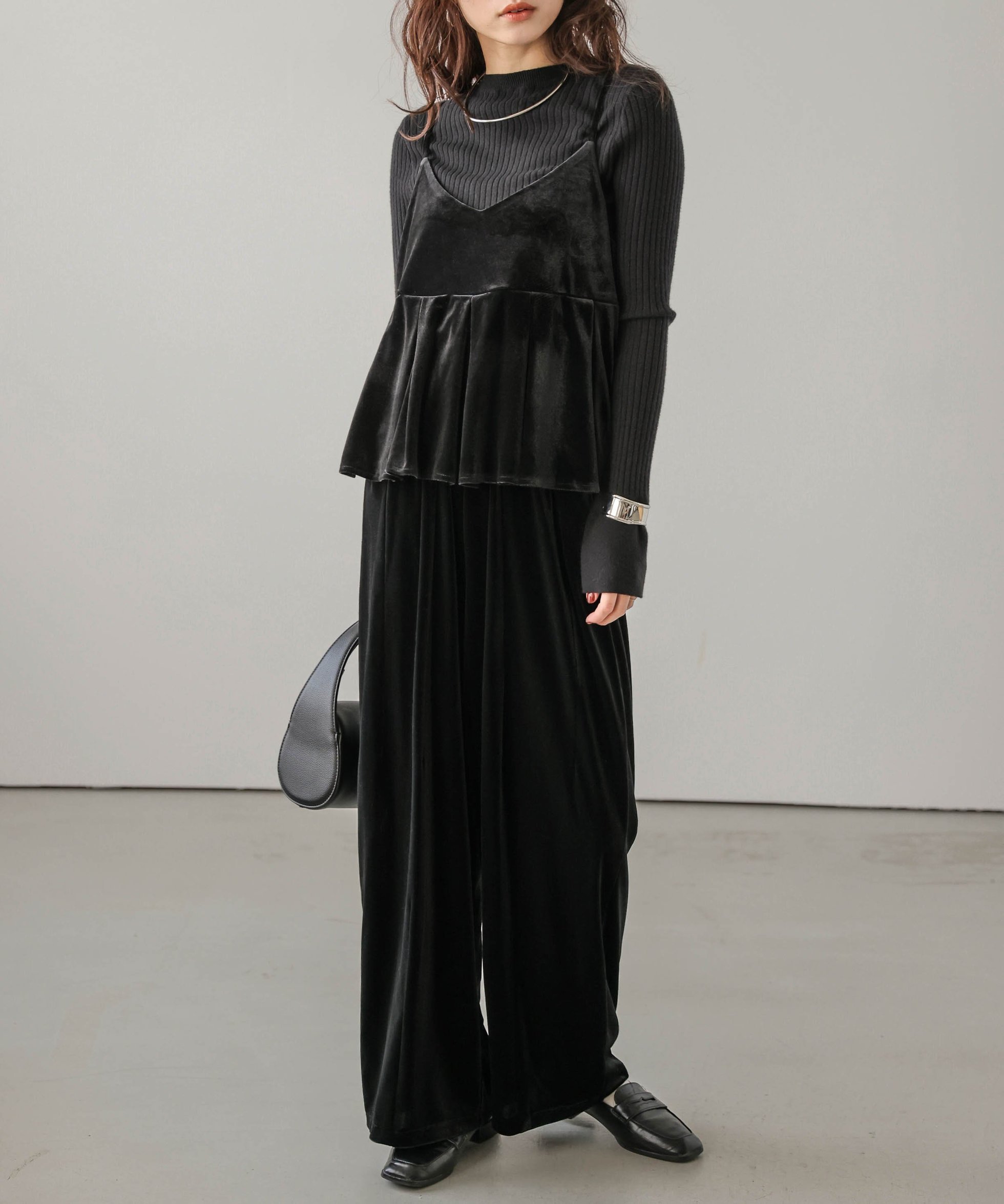 【ラジュール/Lajour】のベロアキャミソール ワイドパンツ セットアップ インテリア・キッズ・メンズ・レディースファッション・服の通販 founy(ファニー) 　ファッション　Fashion　レディースファッション　Fashion for Women　セットアップ　Matching Sets　レディースパンツ・ボトムス　Pants & Trousers / Bottoms　なめらか　Smooth, Silky Texture　キャミソール　Camisole, Spaghetti Strap Top　セットアップ　Set-Up, Coordinated Outfit　トレンド　Trend, Trending Now　プリーツ　Pleats, Pleated　ベロア　Velour, Soft Velvet　ペプラム　Peplum, Flared Hem　ワイド　Wide, Wide Fit　エレガント 上品　Elegant　ブラック|ID: prp329100004744510 ipo3291000000034717257