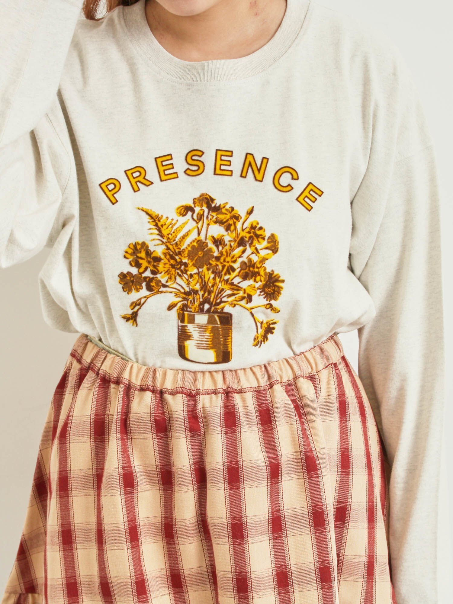 【サマンサモスモス/Samansa Mos2】の柄アソートフロッキープリントロングTシャツ インテリア・キッズ・メンズ・レディースファッション・服の通販 founy(ファニー) ファッション Fashion レディースファッション Fashion for Women トップス・カットソー Cut & Sew Tops シャツ・ブラウス・オフィスカジュアル Elegant Blouses & Button-Ups ロングTシャツ・Tシャツ Longline T-Shirts & Tees シンプル Simple, Minimal ジャケット Jacket, Outerwear デニム Denim, Jeans Material プリント Print, Printed Pattern ロング Long, Long-Length グレー|ID: prp329100004744903 ipo3291000000034412420