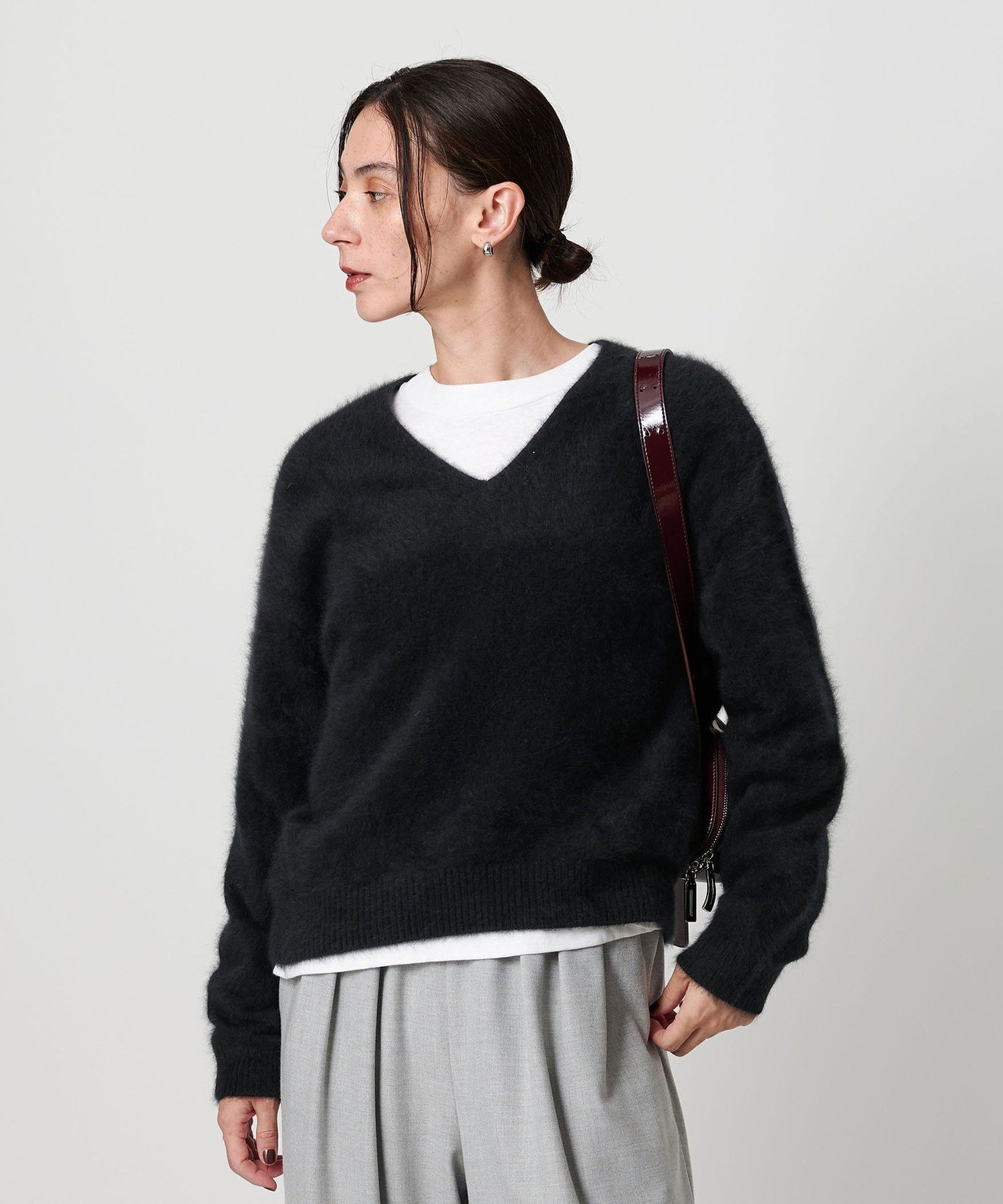 【ビューティ&ユース ユナイテッドアローズ/BEAUTY&YOUTH / UNITED ARROWS】のフォックスカシミヤブレンド Vネックニットプルオーバー インテリア・キッズ・メンズ・レディースファッション・服の通販 founy(ファニー) ファッション Fashion レディースファッション Fashion for Women トップス・カットソー Cut & Sew Tops ニット Knit Tops & Sweaters カジュアルプルオーバー・ニットトップス Pullovers & Knit Tops / Casual Pullovers Vネックトップス V-Neck Tops / V-Cut Neckline Shirts カットソー Cut and Sewn Top シンプル Simple, Minimal デニム Denim, Jeans Material 人気 Popular, Best Seller フェミニン Feminine, Girly フォックス Fox, Fox Fur フレア Flare, Flared ルーズ Loose, Oversized BLACK|ID: prp329100004745210 ipo3291000000034779736
