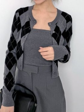 【スナイデル/SNIDEL】 アーガイルニットアンサンブル人気、トレンドファッション・服の通販 founy(ファニー) ファッション Fashion レディースファッション Fashion for Women トップス・カットソー Cut & Sew Tops ニット Knit Tops & Sweaters アンサンブルニット Knit Ensembles & Twin Sets アンサンブル Ensemble Set ウェーブ Wavy Pattern エレガント 上品 Elegant カーディガン Cardigan, Knitwear コンパクト Compact, Small Size 今季 This Season, Current Season シンプル Simple, Minimal ストレート Straight, Straight Cut スマート Smart, Elegant タンク Tank Top, Sleeveless Top トレンド Trend, Trending Now バランス Balance, Style Balance フィット Fit, Slim Fit おすすめ Recommended / Our Picks |ID:prp329100004745457