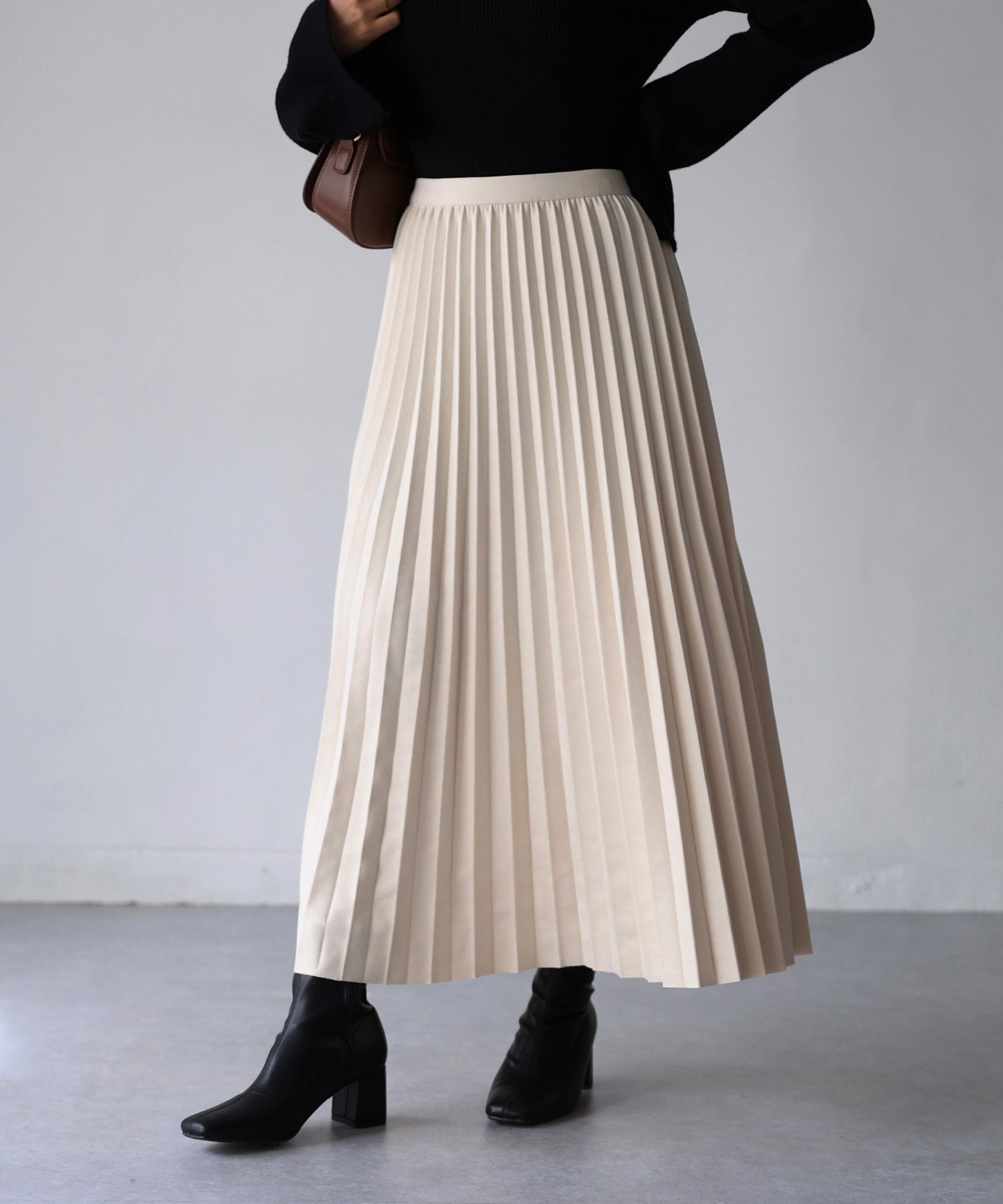 【リベリー/Riberry】のスエードポンチプリーツスカート インテリア・キッズ・メンズ・レディースファッション・服の通販 founy(ファニー) 　ファッション　Fashion　レディースファッション　Fashion for Women　スカート　Skirts　プリーツスカート / 上品フェミニンスタイル　Pleated Skirts　おすすめ　Recommended / Our Picks　シンプル　Simple, Minimal　スウェット / スエット　Sweatshirt, Sweatwear　スニーカー　Sneakers, Trainers　プリーツ　Pleats, Pleated　ベーシック　Basic, Essential　ロング　Long, Long-Length　エレガント 上品　Elegant　冬　Winter / This Winter　春　Spring　楽ちん　Easy Fit, Comfortable　秋　Autumn　オフホワイト|ID: prp329100004746293 ipo3291000000034598306