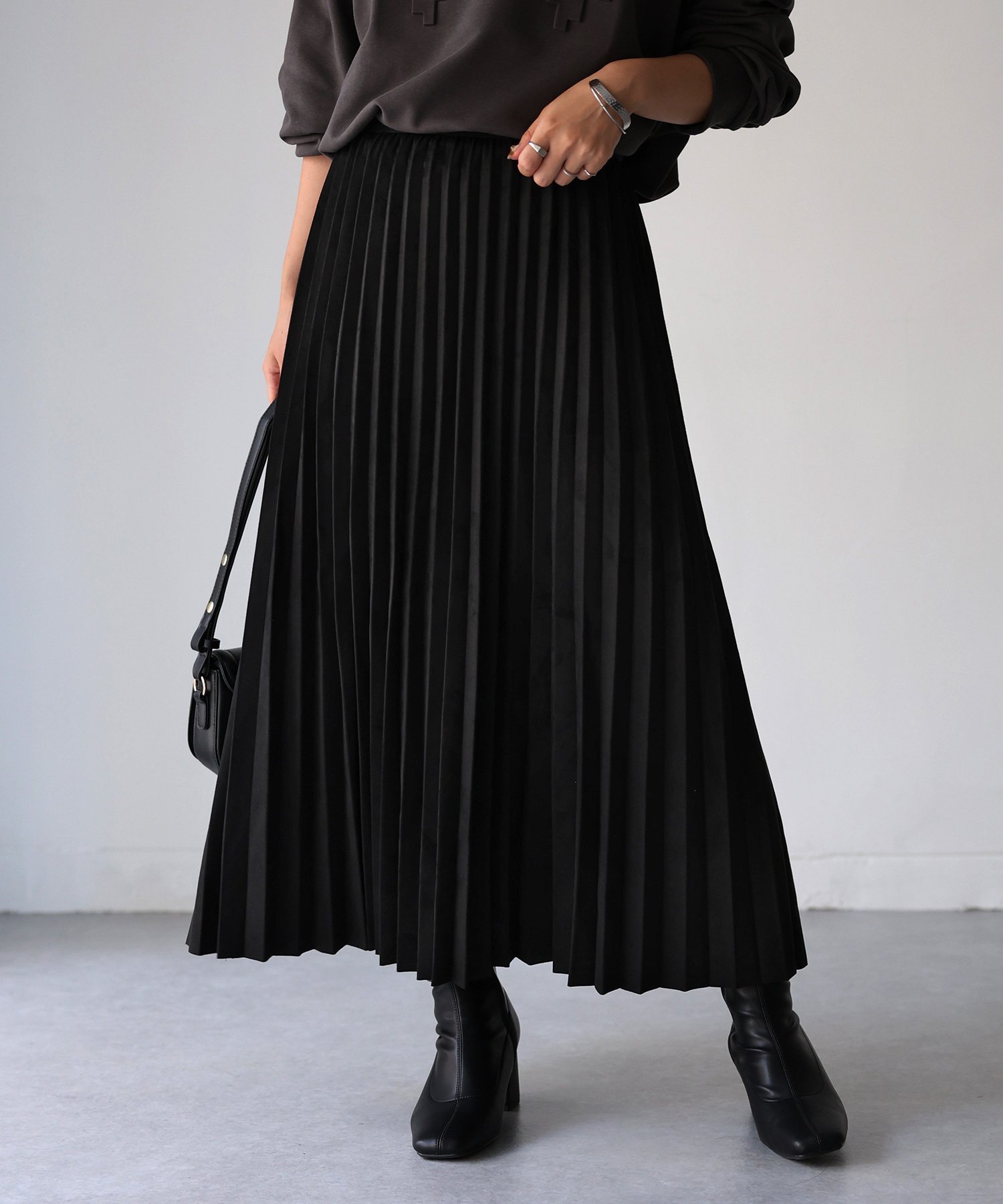 【リベリー/Riberry】のスエードポンチプリーツスカート インテリア・キッズ・メンズ・レディースファッション・服の通販 founy(ファニー) 　ファッション　Fashion　レディースファッション　Fashion for Women　スカート　Skirts　プリーツスカート / 上品フェミニンスタイル　Pleated Skirts　おすすめ　Recommended / Our Picks　シンプル　Simple, Minimal　スウェット / スエット　Sweatshirt, Sweatwear　スニーカー　Sneakers, Trainers　プリーツ　Pleats, Pleated　ベーシック　Basic, Essential　ロング　Long, Long-Length　エレガント 上品　Elegant　冬　Winter / This Winter　春　Spring　楽ちん　Easy Fit, Comfortable　秋　Autumn　ブラック|ID: prp329100004746293 ipo3291000000034598310