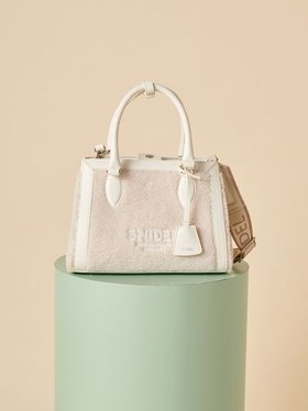 【スナイデル/SNIDEL】 ボアロゴバッグ人気、トレンドファッション・服の通販 founy(ファニー) ファッション Fashion レディースファッション Fashion for Women バッグ Bags スマート Smart, Elegant 財布 Wallet, Purse タンブラー Tumbler, Travel Mug 定番 Standard, Basic Item 人気 Popular, Best Seller パイピング Piping, Trim Design フロント Front, Front Design ポケット Pocket, Pocket Detail ポーチ Pouch, Small Case マグネット Magnet, Magnetic Closure ミックス Mix, Mixed Style エレガント 上品 Elegant |ID:prp329100004746539