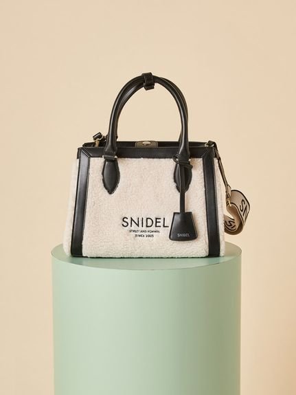 【スナイデル/SNIDEL】のボアロゴバッグ インテリア・キッズ・メンズ・レディースファッション・服の通販 founy(ファニー) 　ファッション　Fashion　レディースファッション　Fashion for Women　バッグ　Bags　スマート　Smart, Elegant　財布　Wallet, Purse　タンブラー　Tumbler, Travel Mug　定番　Standard, Basic Item　人気　Popular, Best Seller　パイピング　Piping, Trim Design　フロント　Front, Front Design　ポケット　Pocket, Pocket Detail　ポーチ　Pouch, Small Case　マグネット　Magnet, Magnetic Closure　ミックス　Mix, Mixed Style　エレガント 上品　Elegant　BLK[009]|ID: prp329100004746539 ipo3291000000034315029