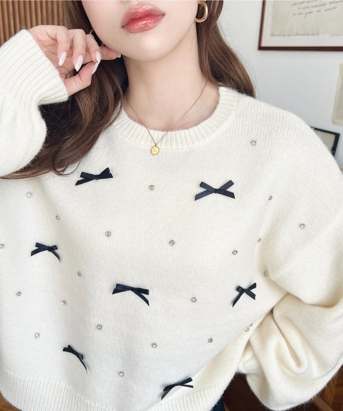 【モーメントプラス/moment+ / MEN】のリボンビジューショート丈もちもちニットプルオーバー インテリア・キッズ・メンズ・レディースファッション・服の通販 founy(ファニー) https://founy.com/ ファッション Fashion メンズファッション Fashion for Men トップス・カットソー Cut & Sew Tops ニット・セーター / 定番トップス Knit Tops & Sweaters ショート Short, Short Length ストーン Stone, Gem-Like スリット Slit, Slit Detail デニム Denim, Jeans Material トレンド Trend, Trending Now ビジュー Bijou, Jewel-like Accent フェミニン Feminine, Girly フリル Frill, Ruffle フレア Flare, Flared ベーシック Basic, Essential ボトム Bottoms, Lower Wear リボン Ribbon, Bow ワイドリブ Wide Rib, Wide Ribbed Knit 再入荷 Restock / Back in Stock プチプライス・低価格 Affordable / Budget Price |ID: prp329100004746685 ipo3291000000034802465