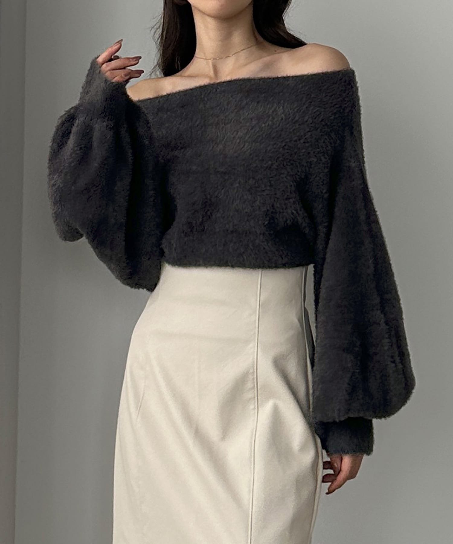 【ジュノア/JUNOAH】のLouere オフショルシャギーニット インテリア・キッズ・メンズ・レディースファッション・服の通販 founy(ファニー) 　ファッション　Fashion　レディースファッション　Fashion for Women　トップス・カットソー　Cut & Sew Tops　ニット　Knit Tops & Sweaters　チャコール|ID: prp329100004746850 ipo3291000000034486599