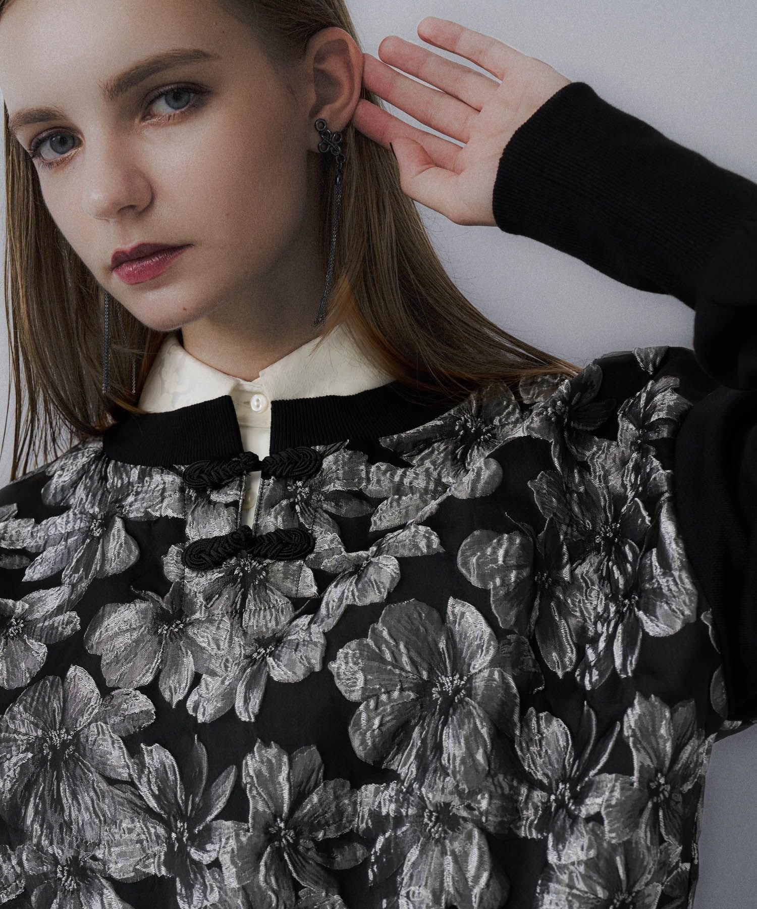 【ハレ/HARE】のチャイナスウェット インテリア・キッズ・メンズ・レディースファッション・服の通販 founy(ファニー) 　ファッション　Fashion　レディースファッション　Fashion for Women　トップス・カットソー　Cut & Sew Tops　レディースパーカー・カジュアルフーディー　Casual Hoodies & Sweatshirts　スウェット・クルーネックトップス　Sweatshirts & Crewnecks / Relaxed Fit Sweat Tops　おすすめ　Recommended / Our Picks　ウェーブ　Wavy Pattern　ショート　Short, Short Length　シルバー　Silver, Metallic Silver　スウェット / スエット　Sweatshirt, Sweatwear　ストレート　Straight, Straight Cut　チュニック　Tunic, Long Top　ルーズ　Loose, Oversized　ワイド　Wide, Wide Fit　ヴィンテージ　Vintage Style　定番　Standard, Basic Item　シルバー×ブラック10|ID: prp329100004746873 ipo3291000000034647979