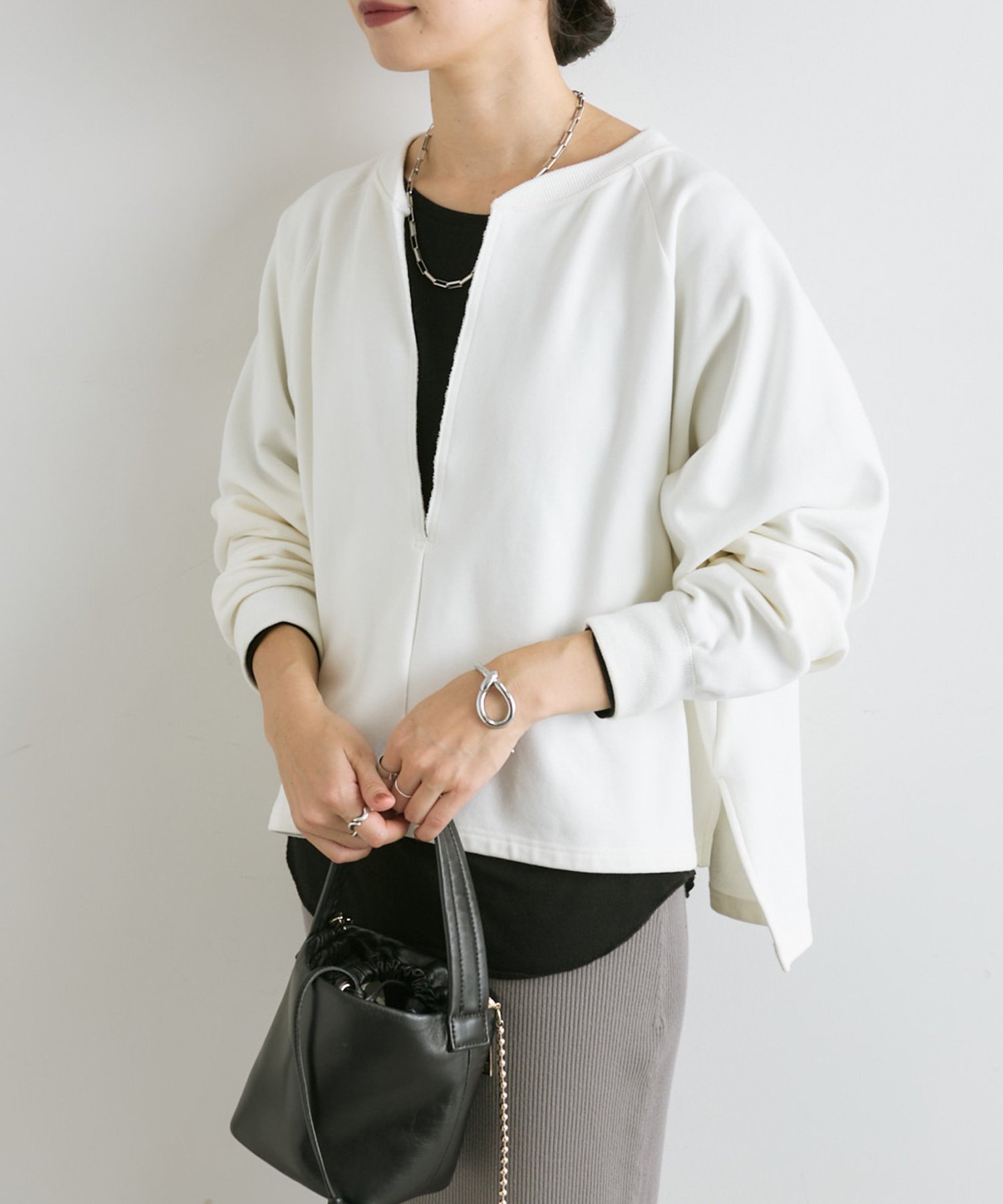 【リヴドロワ/RIVE DROITE】の【大人が着やすい】キーネックオーバースウェット インテリア・キッズ・メンズ・レディースファッション・服の通販 founy(ファニー) 　ファッション　Fashion　レディースファッション　Fashion for Women　トップス・カットソー　Cut & Sew Tops　レディースパーカー・カジュアルフーディー　Casual Hoodies & Sweatshirts　スウェット・クルーネックトップス　Sweatshirts & Crewnecks / Relaxed Fit Sweat Tops　インナー　Innerwear　シンプル　Simple, Minimal　スウェット / スエット　Sweatshirt, Sweatwear　無地　Plain, Solid Color　再入荷　Restock / Back in Stock　おすすめ　Recommended / Our Picks　ホワイト|ID: prp329100004747406 ipo3291000000034949073