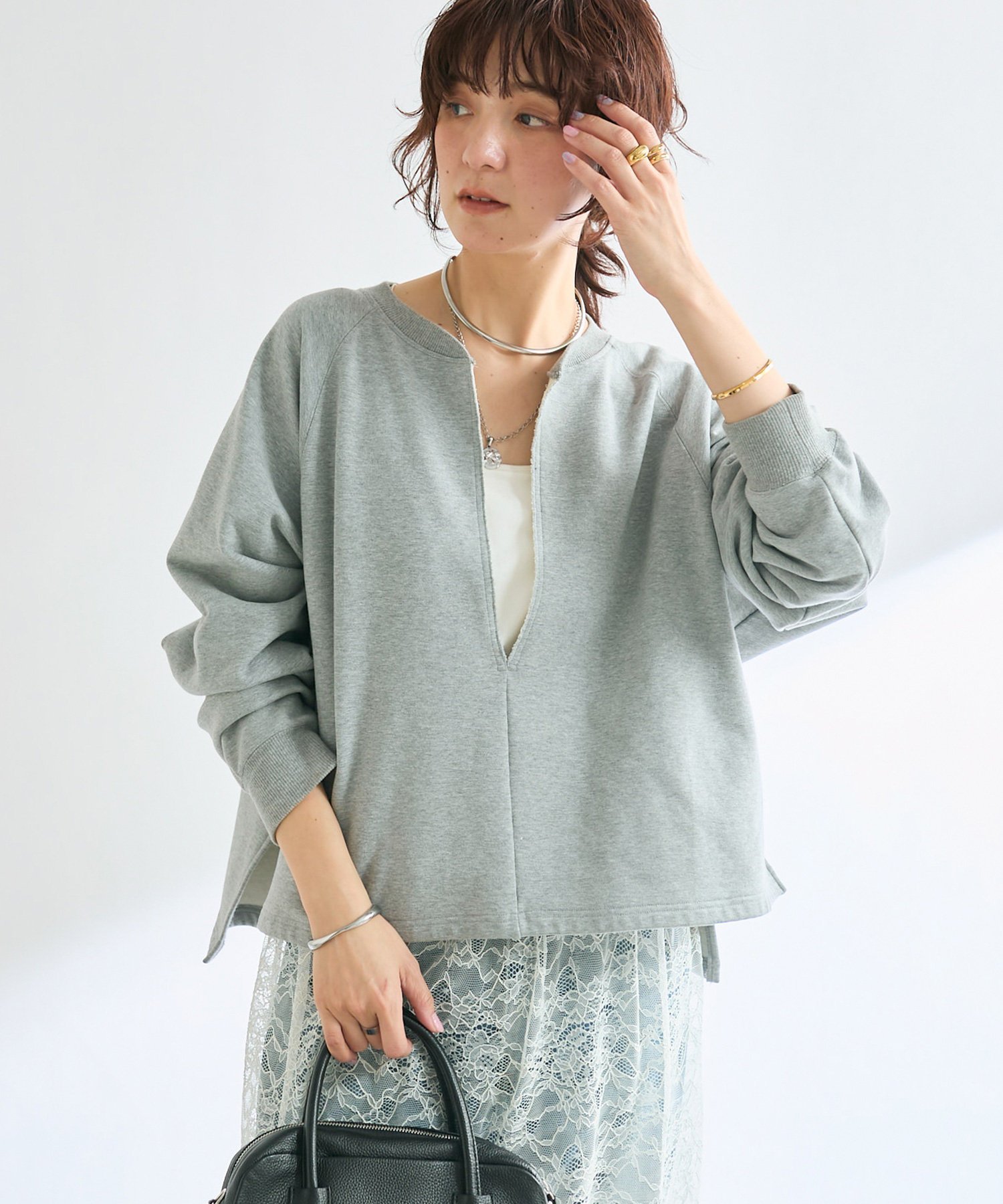 【リヴドロワ/RIVE DROITE】の【大人が着やすい】キーネックオーバースウェット インテリア・キッズ・メンズ・レディースファッション・服の通販 founy(ファニー) 　ファッション　Fashion　レディースファッション　Fashion for Women　トップス・カットソー　Cut & Sew Tops　レディースパーカー・カジュアルフーディー　Casual Hoodies & Sweatshirts　スウェット・クルーネックトップス　Sweatshirts & Crewnecks / Relaxed Fit Sweat Tops　インナー　Innerwear　シンプル　Simple, Minimal　スウェット / スエット　Sweatshirt, Sweatwear　無地　Plain, Solid Color　再入荷　Restock / Back in Stock　おすすめ　Recommended / Our Picks　グレー|ID: prp329100004747406 ipo3291000000034949080