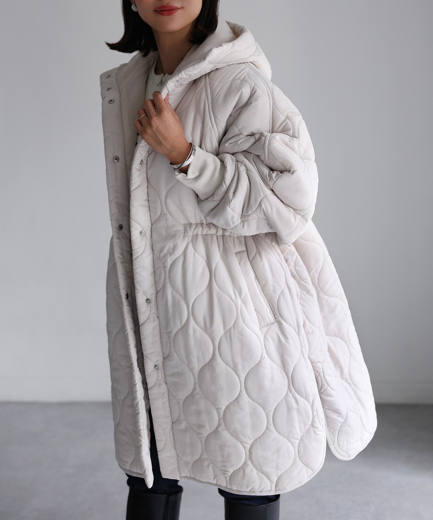 【リベリー/Riberry】のドロストギャザーキルティングコート インテリア・キッズ・メンズ・レディースファッション・服の通販 founy(ファニー) 　ファッション　Fashion　レディースファッション　Fashion for Women　アウター　Coat / Outerwear Collection　コート・ロングコート・ピーコート　Long Coats, Peacoats & More　インナー　Innerwear　キルティング　Quilted, Quilting　キルト　Quilt, Quilted Fabric　ギャザー　Gathered, Ruffled　軽量　Lightweight, Ultra Light　シンプル　Simple, Minimal　スラックス　Slacks, Dress Pants　タイトスカート　Pencil Skirt, Tight Skirt　デニム　Denim, Jeans Material　トレンド　Trend, Trending Now　パーカー　Hoodie, Parka　ベーシック　Basic, Essential　ミドル　Middle Length, Mid Height　ミリタリー　Military, Army Style　ワーク　Workwear, Utility Style　冬　Winter / This Winter　おすすめ　Recommended / Our Picks　アイボリー|ID: prp329100004747601 ipo3291000000034450947