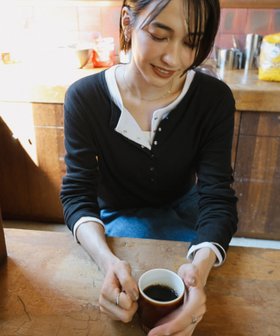 【アンドミー/andme】のテレコリブ ヘンリーネック 長袖 Tシャツ evernavy エバーネイビー 人気、トレンドファッション・服の通販 founy(ファニー) ファッション Fashion レディースファッション Fashion for Women トップス・カットソー Cut & Sew Tops シャツ・ブラウス・オフィスカジュアル Elegant Blouses & Button-Ups ロングTシャツ・Tシャツ Longline T-Shirts & Tees アクリル Acrylic Material インナー Innerwear ストレッチ Stretch, Stretchy Fabric デコルテ Décolleté, Neckline 人気 Popular, Best Seller 長袖 Long Sleeve, Full Sleeve ベーシック Basic, Essential エレガント 上品 Elegant |ID:prp329100004747669