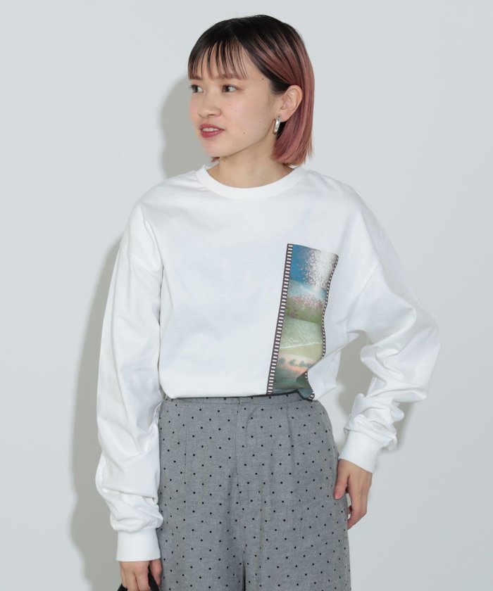 【ビームス ウイメン/BEAMS】のフィルムカメラ風 グラフィック ロングスリーブTシャツ インテリア・キッズ・メンズ・レディースファッション・服の通販 founy(ファニー) https://founy.com/ ファッション Fashion レディースファッション Fashion for Women トップス・カットソー Cut & Sew Tops シャツ・ブラウス・オフィスカジュアル Elegant Blouses & Button-Ups ロングTシャツ・Tシャツ Longline T-Shirts & Tees おすすめ Recommended / Our Picks インナー Innerwear ウェーブ Wavy Pattern カメラ Camera Accessories グラフィック Graphic, Graphic Design シンプル Simple, Minimal ジャケット Jacket, Outerwear スリーブ Sleeve, Long Sleeve / Short Sleeve チュール Tulip, Tulip Motif フリル Frill, Ruffle プリント Print, Printed Pattern ベスト Vest, Waistcoat ロング Long, Long-Length |ID: prp329100004748024 ipo3291000000034332312