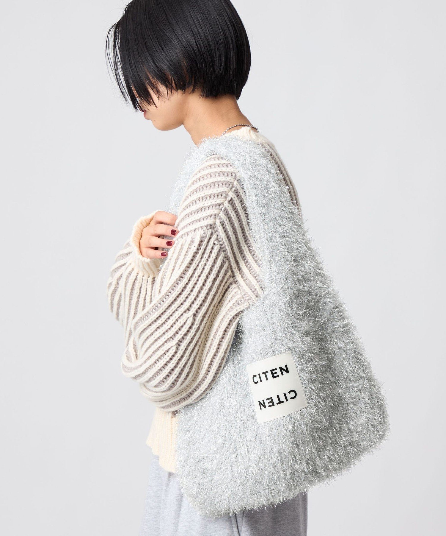 【シテン/CITEN】のCITEN キラキラトライアングルトート インテリア・キッズ・メンズ・レディースファッション・服の通販 founy(ファニー) 　ファッション　Fashion　レディースファッション　Fashion for Women　バッグ　Bags　ショルダー　Shoulder, Shoulder Strap　トライアングル　Triangle, Triangular Shape　フィット　Fit, Slim Fit　フォルム　Silhouette, Form　ポケット　Pocket, Pocket Detail　メタリック　Metallic, Shiny Finish　冬　Winter / This Winter　A/W・秋冬　Autumn/Winter　おすすめ　Recommended / Our Picks　SILVER|ID: prp329100004748046 ipo3291000000034609968