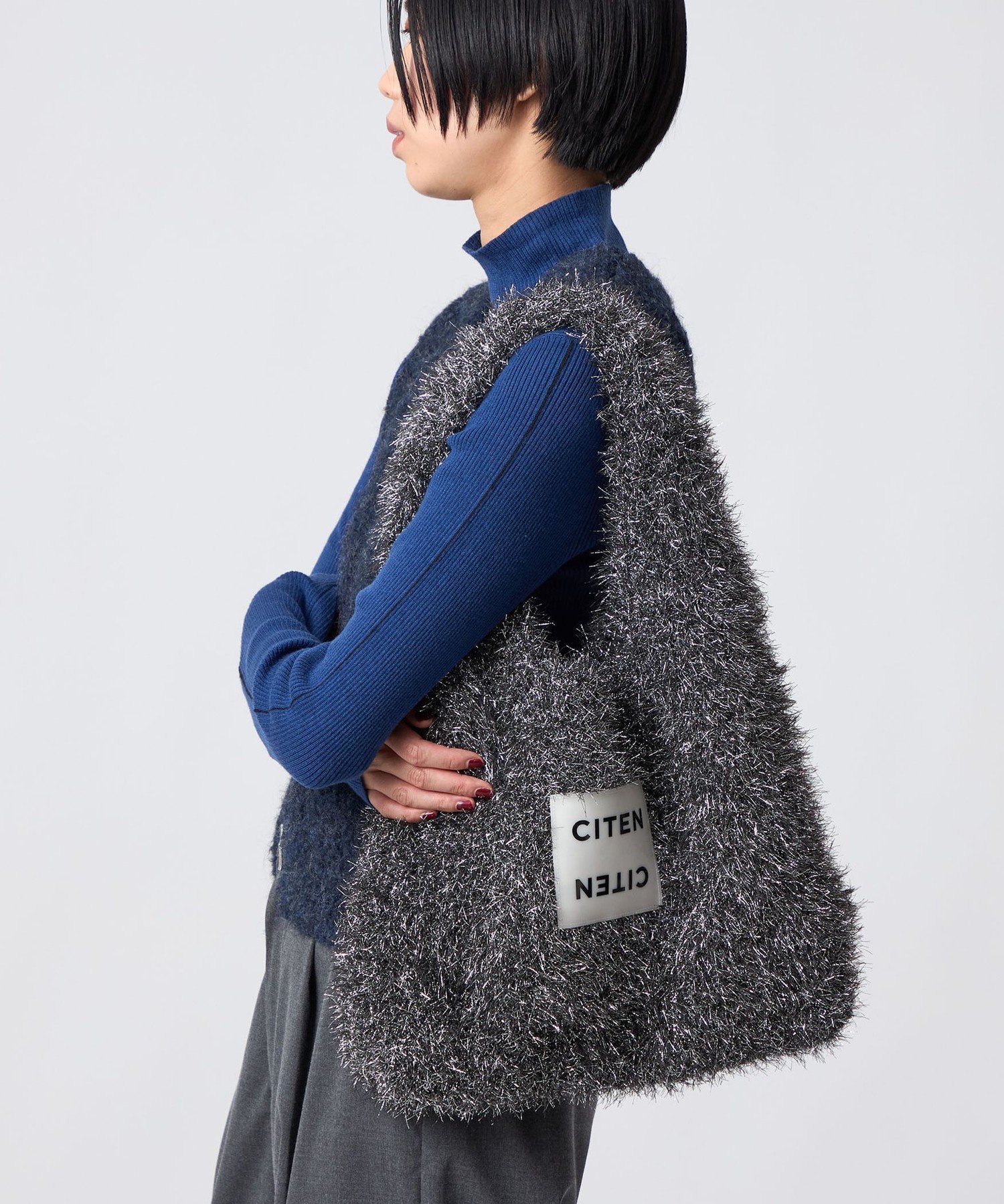 【シテン/CITEN】のCITEN キラキラトライアングルトート インテリア・キッズ・メンズ・レディースファッション・服の通販 founy(ファニー) 　ファッション　Fashion　レディースファッション　Fashion for Women　バッグ　Bags　ショルダー　Shoulder, Shoulder Strap　トライアングル　Triangle, Triangular Shape　フィット　Fit, Slim Fit　フォルム　Silhouette, Form　ポケット　Pocket, Pocket Detail　メタリック　Metallic, Shiny Finish　冬　Winter / This Winter　A/W・秋冬　Autumn/Winter　おすすめ　Recommended / Our Picks　BLACK|ID: prp329100004748046 ipo3291000000034609969