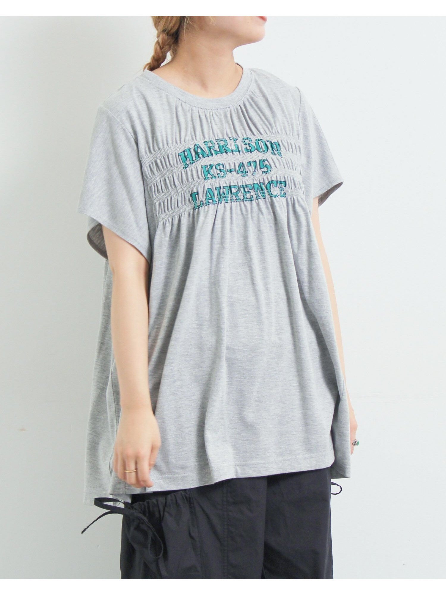 【サマンサモスモス/Samansa Mos2】の接触冷感 シャーリングロゴプリントTシャツ インテリア・キッズ・メンズ・レディースファッション・服の通販 founy(ファニー)  ファッション Fashion レディースファッション Fashion for Women トップス・カットソー Cut & Sew Tops シャツ・ブラウス・オフィスカジュアル Elegant Blouses & Button-Ups ロングTシャツ・Tシャツ Longline T-Shirts & Tees シャーリング Shirring, Ruched プリント Print, Printed Pattern ロング Long, Long-Length グレー|ID: prp329100004748145 ipo3291000000034333253