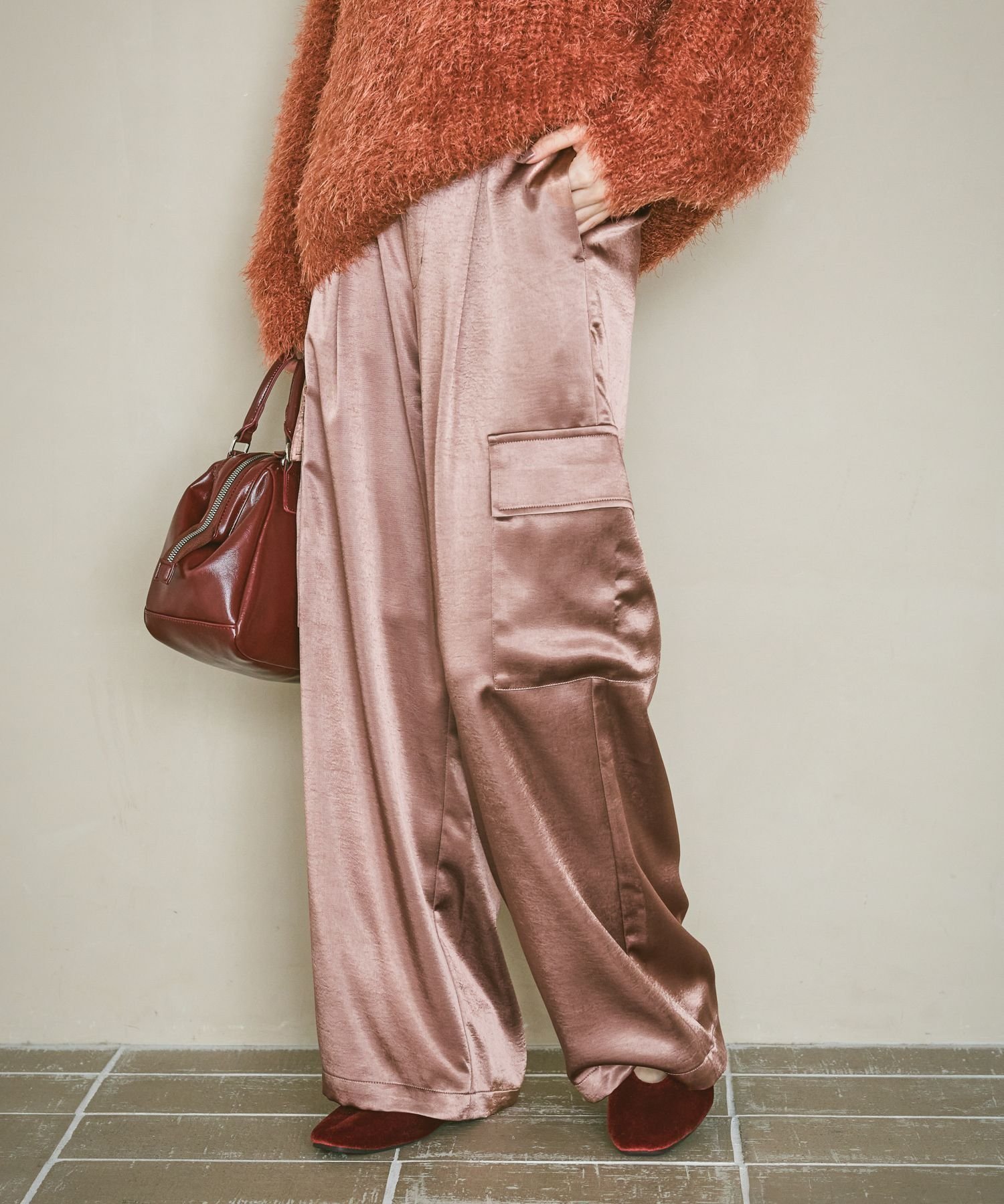 【ラコレ/LAKOLE】のサテンカーゴパンツ インテリア・キッズ・メンズ・レディースファッション・服の通販 founy(ファニー) 　ファッション　Fashion　レディースファッション　Fashion for Women　パンツ　Pants & Trousers　おすすめ　Recommended / Our Picks　カーゴパンツ　Cargo Pants, Utility Pants　サテン　Satin, Glossy Fabric　ポケット　Pocket, Pocket Detail　リラックス　Relax, Relaxed Fit　エレガント 上品　Elegant　スモーキーピンク|ID: prp329100004748930 ipo3291000000034498015