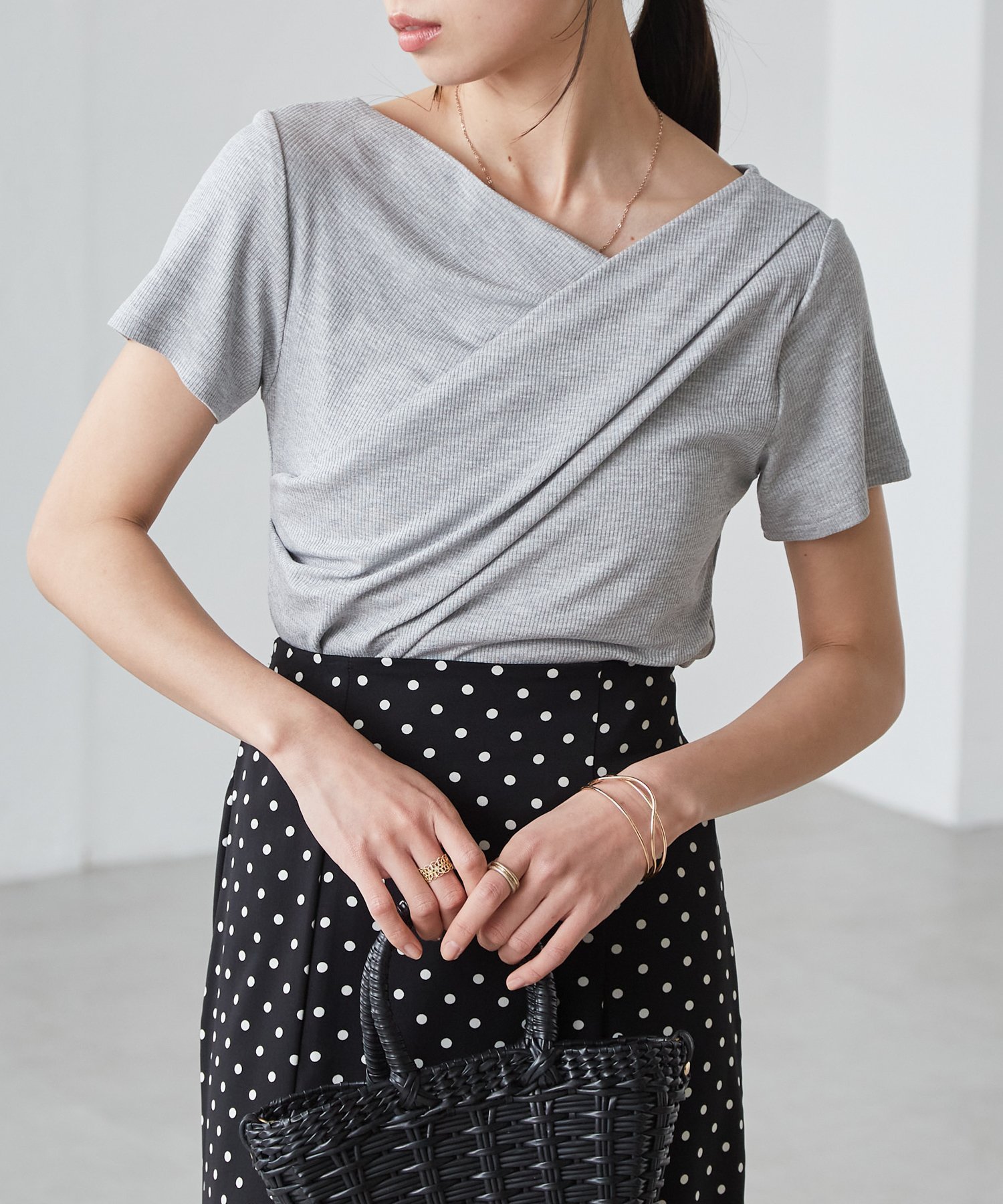 【ラナン/Ranan】のRanan/ドレープリブTシャツ インテリア・キッズ・メンズ・レディースファッション・服の通販 founy(ファニー) 　ファッション　Fashion　レディースファッション　Fashion for Women　トップス・カットソー　Cut & Sew Tops　シャツ・ブラウス・オフィスカジュアル　Elegant Blouses & Button-Ups　ロングTシャツ・Tシャツ　Longline T-Shirts & Tees　シンプル　Simple, Minimal　タイトスカート　Pencil Skirt, Tight Skirt　デコルテ　Décolleté, Neckline　トレンド　Trend, Trending Now　ドレープ　Drape, Draping Fabric　フィット　Fit, Slim Fit　フェミニン　Feminine, Girly　ベーシック　Basic, Essential　ポケット　Pocket, Pocket Detail　半袖　Short Sleeve, Half Sleeve　夏　Summer　エレガント 上品　Elegant　グレー|ID: prp329100004748972 ipo3291000000034507899