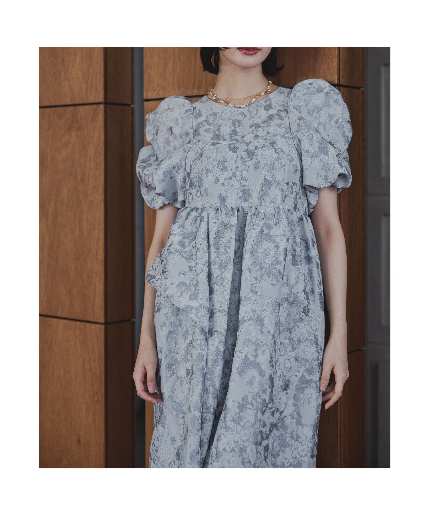 【ビーフラット/bflat】のバブルスリーブジャガードドレス マタニティ 妊婦 結婚式 二次会 成人式 同窓会 インテリア・キッズ・メンズ・レディースファッション・服の通販 founy(ファニー) 　ファッション　Fashion　レディースファッション　Fashion for Women　ワンピース　Dresses　フォーマル・パーティードレス・結婚式用ドレス　Elegant & Casual Dresses　アシンメトリー　Asymmetrical Style　ガーリー　Girly, Feminine Style　ギャザー　Gathered, Ruffled　ジャカード／ジャガード　Jacquard, Woven Pattern　スリーブ　Sleeve, Long Sleeve / Short Sleeve　ドレス　Dress, One-Piece　フリル　Frill, Ruffle　リゾート　Resort, Vacation Style　おすすめ　Recommended / Our Picks　結婚式　Wedding　披露宴　Wedding Reception　二次会　After Party　ライトグレー|ID: prp329100004749128 ipo3291000000034930477