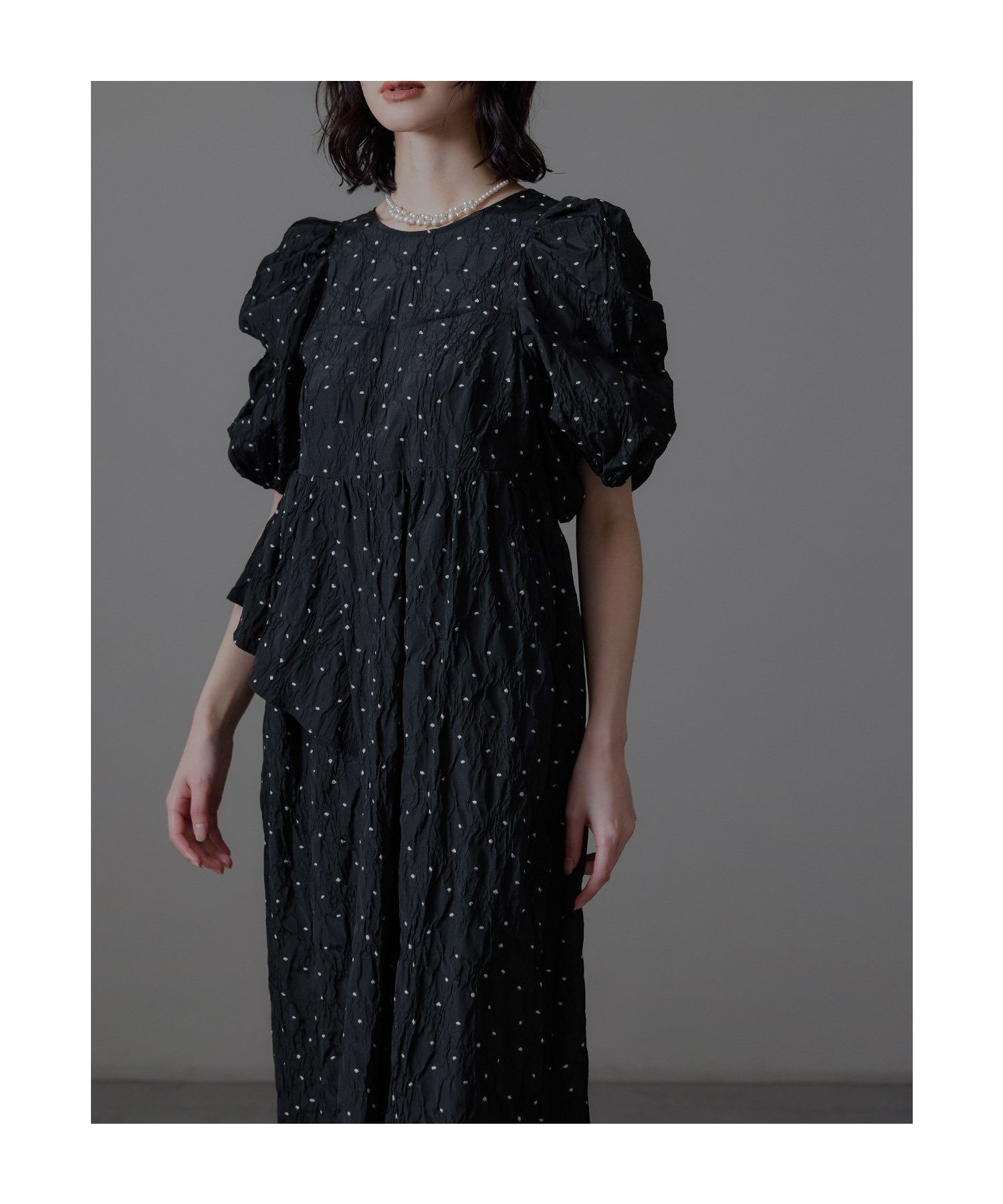 【ビーフラット/bflat】のバブルスリーブジャガードドレス マタニティ 妊婦 結婚式 二次会 成人式 同窓会 インテリア・キッズ・メンズ・レディースファッション・服の通販 founy(ファニー) 　ファッション　Fashion　レディースファッション　Fashion for Women　ワンピース　Dresses　フォーマル・パーティードレス・結婚式用ドレス　Elegant & Casual Dresses　アシンメトリー　Asymmetrical Style　ガーリー　Girly, Feminine Style　ギャザー　Gathered, Ruffled　ジャカード／ジャガード　Jacquard, Woven Pattern　スリーブ　Sleeve, Long Sleeve / Short Sleeve　ドレス　Dress, One-Piece　フリル　Frill, Ruffle　リゾート　Resort, Vacation Style　おすすめ　Recommended / Our Picks　結婚式　Wedding　披露宴　Wedding Reception　二次会　After Party　ブラック×ホワイト|ID: prp329100004749128 ipo3291000000034930479