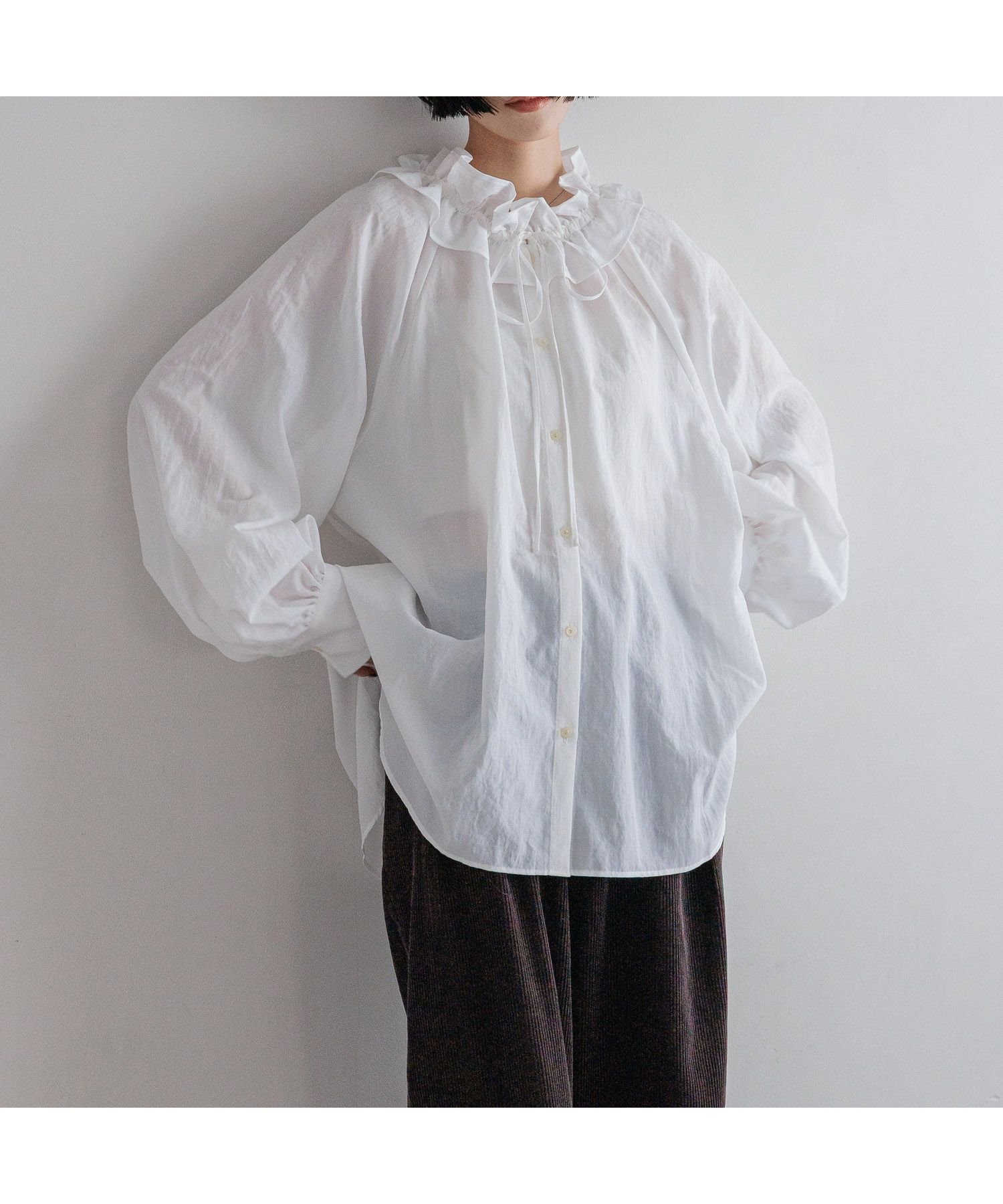 【ローリーズファーム/LOWRYS FARM】のスタンドフリルブラウス インテリア・キッズ・メンズ・レディースファッション・服の通販 founy(ファニー) 　ファッション　Fashion　レディースファッション　Fashion for Women　トップス・カットソー　Cut & Sew Tops　シャツ・ブラウス・オフィスカジュアル　Elegant Blouses & Button-Ups　インナー　Innerwear　カーディガン　Cardigan, Knitwear　ギャザー　Gathered, Ruffled　ジャケット　Jacket, Outerwear　スウェット / スエット　Sweatshirt, Sweatwear　フリル　Frill, Ruffle　フロント　Front, Front Design　リボン　Ribbon, Bow　ホワイト|ID: prp329100004749249 ipo3291000000034645057