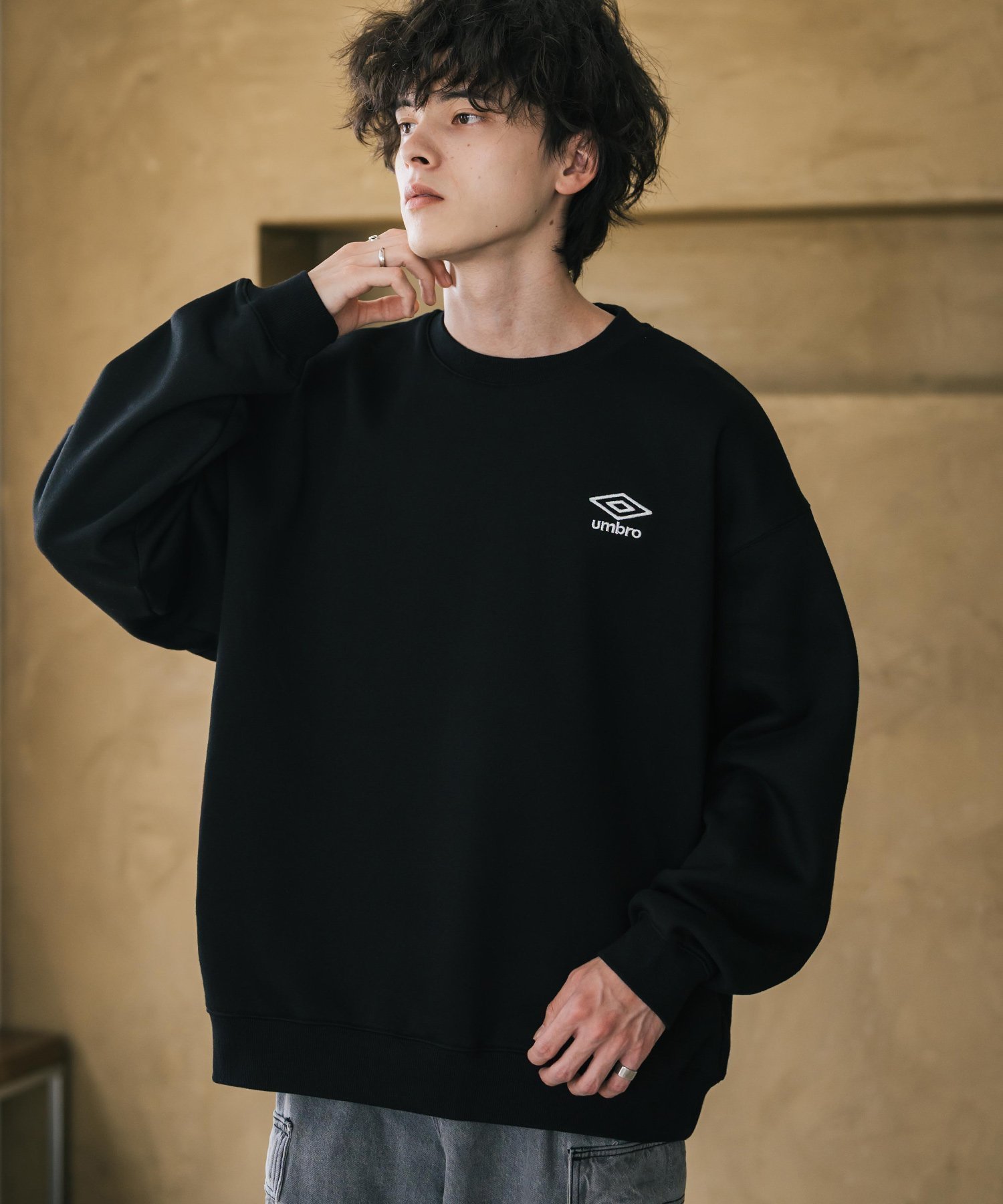 【ロッキーモンロー/Rocky Monroe】のUMBRO 別注コラボオーバーサイズ裏起毛ロゴ刺繍クルーネックスウェット インテリア・キッズ・メンズ・レディースファッション・服の通販 founy(ファニー) ファッション Fashion レディースファッション Fashion for Women トップス・カットソー Cut & Sew Tops レディースパーカー・カジュアルフーディー Casual Hoodies & Sweatshirts スウェット・クルーネックトップス Sweatshirts & Crewnecks / Relaxed Fit Sweat Tops インナー Innerwear コラボ Collaboration, Collab 切替 Switching, Contrast Panel スウェット / スエット Sweatshirt, Sweatwear スポーツ Sports, Activewear バランス Balance, Style Balance 別注 Limited Edition, Custom Order メンズ Men's, Menswear リラックス Relax, Relaxed Fit ワイド Wide, Wide Fit 再入荷 Restock / Back in Stock おすすめ Recommended / Our Picks ブラック|ID: prp329100004749251 ipo3291000000034882993