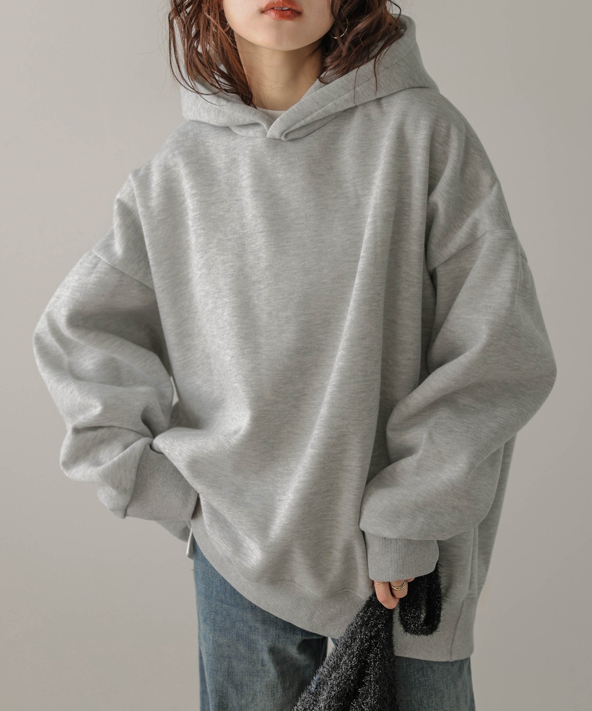 【ラジュール/Lajour】のビッグシルエットフーディープルオーバー インテリア・キッズ・メンズ・レディースファッション・服の通販 founy(ファニー) 　ファッション　Fashion　レディースファッション　Fashion for Women　トップス・カットソー　Cut & Sew Tops　カジュアルプルオーバー・ニットトップス　Pullovers & Knit Tops / Casual Pullovers　ショルダー　Shoulder, Shoulder Strap　シンプル　Simple, Minimal　スウェット / スエット　Sweatshirt, Sweatwear　ドロップ　Drop Shoulder, Dropped Style　防寒　Cold Protection, Winter-Ready　グレー|ID: prp329100004749435 ipo3291000000034693029