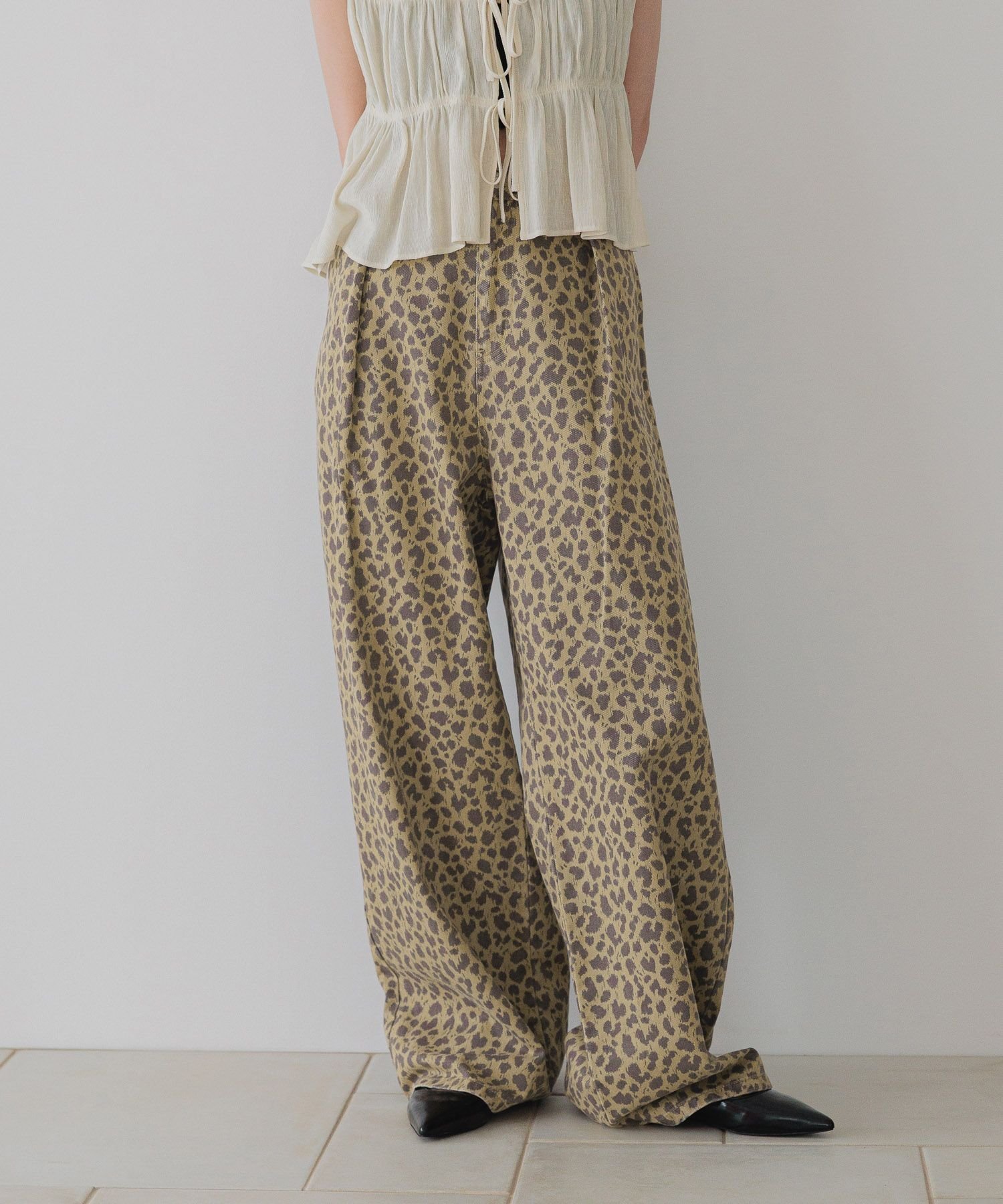 【ローリーズファーム/LOWRYS FARM】のタックワイドデニム インテリア・キッズ・メンズ・レディースファッション・服の通販 founy(ファニー) ファッション Fashion レディースファッション Fashion for Women ショート Short, Short Length デニム Denim, Jeans Material パープル Purple, Violet ヒョウ Leopard, Animal Print フロント Front, Front Design おすすめ Recommended / Our Picks ヒョウ柄50|ID: prp329100004750435 ipo3291000000034478631