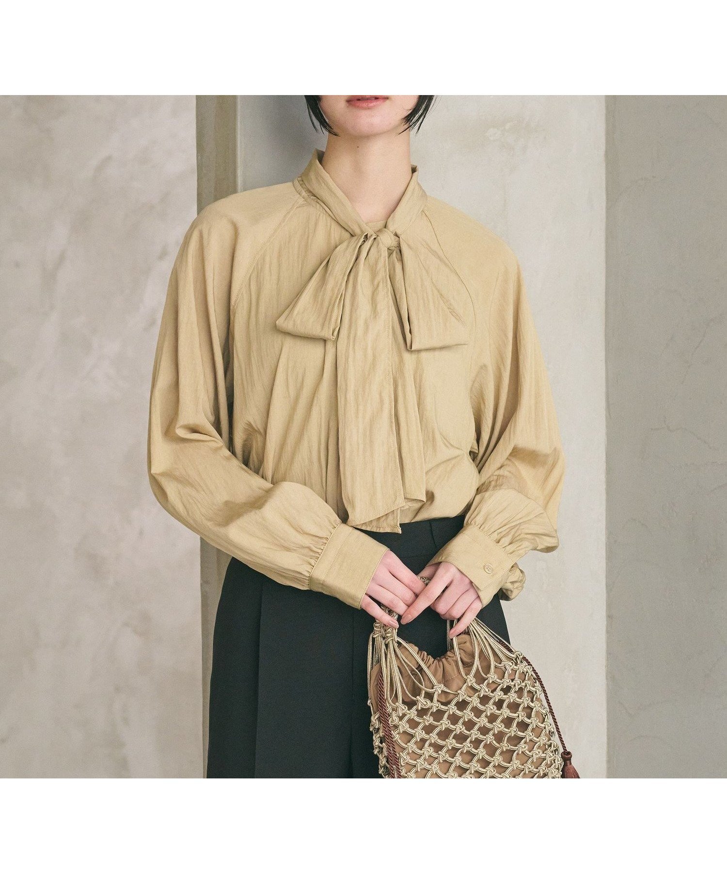 【ビューティ&ユース ユナイテッドアローズ/BEAUTY&YOUTH / UNITED ARROWS】の【WEB限定 Wardrobe DAILY MINIMAL】リボンタイブラウス -2WAY/ウォッシャブル- インテリア・キッズ・メンズ・レディースファッション・服の通販 founy(ファニー) ファッション Fashion レディースファッション Fashion for Women トップス・カットソー Cut & Sew Tops シャツ・ブラウス・オフィスカジュアル Elegant Blouses & Button-Ups ウォッシャブル Machine Washable オケージョン Occasion Wear シンプル Simple, Minimal ジャケット Jacket, Outerwear スウェット / スエット Sweatshirt, Sweatwear スカーフ Scarf, Neckwear デニム Denim, Jeans Material トレンド Trend, Trending Now フェミニン Feminine, Girly リボン Ribbon, Bow おすすめ Recommended / Our Picks エレガント 上品 Elegant セレモニー Ceremony ビジネス 仕事 通勤 Business / Work / Commuting BEIGE|ID: prp329100004750676 ipo3291000000035153408