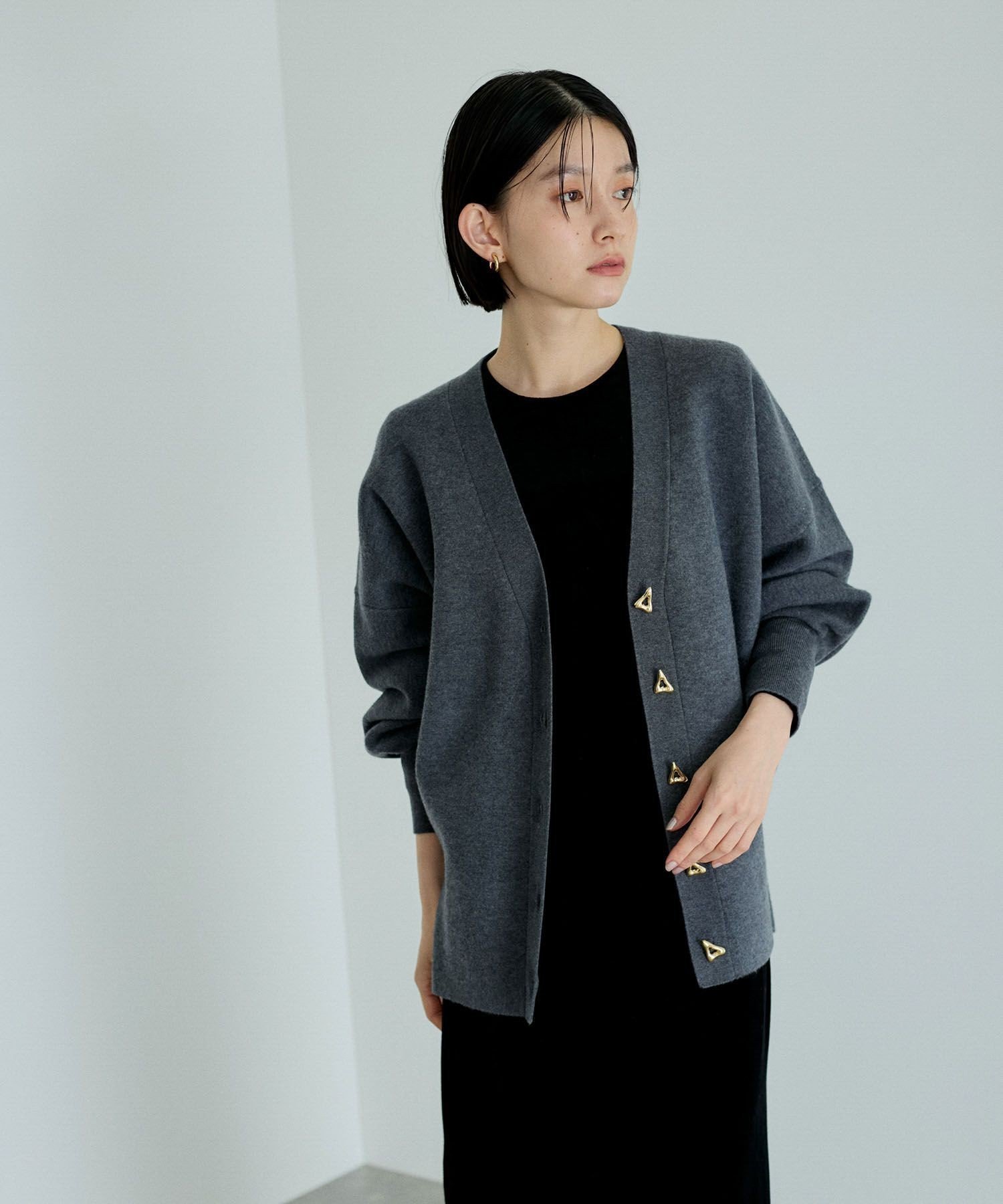 【アダム エ ロペ/ADAM ET ROPE'】のトライアングルボタンミドルカーディガン インテリア・キッズ・メンズ・レディースファッション・服の通販 founy(ファニー) 　ファッション　Fashion　レディースファッション　Fashion for Women　トップス・カットソー　Cut & Sew Tops　カーディガン・羽織り　Layered Style Cardigans　春　Spring　秋　Autumn　カーディガン　Cardigan, Knitwear　デニム　Denim, Jeans Material　トライアングル　Triangle, Triangular Shape　なめらか　Smooth, Silky Texture　バランス　Balance, Style Balance　ボトム　Bottoms, Lower Wear　ミドル　Middle Length, Mid Height　A/W・秋冬　Autumn/Winter　おすすめ　Recommended / Our Picks　2025年　2025　2025-2026秋冬・A/W　Autumn/Winter 2025–26 AW25–26　チャコール(06)|ID: prp329100004751446 ipo3291000000034896625