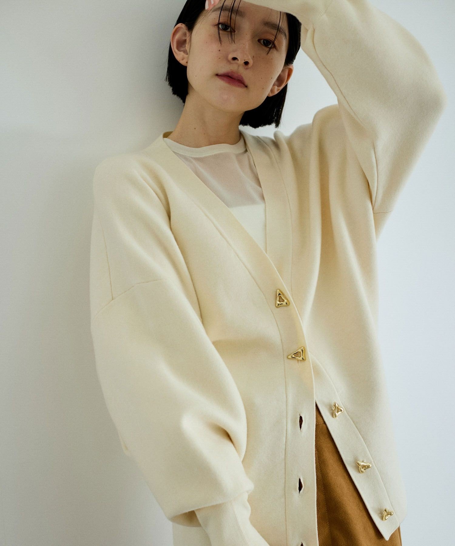 【アダム エ ロペ/ADAM ET ROPE'】のトライアングルボタンミドルカーディガン インテリア・キッズ・メンズ・レディースファッション・服の通販 founy(ファニー) 　ファッション　Fashion　レディースファッション　Fashion for Women　トップス・カットソー　Cut & Sew Tops　カーディガン・羽織り　Layered Style Cardigans　春　Spring　秋　Autumn　カーディガン　Cardigan, Knitwear　デニム　Denim, Jeans Material　トライアングル　Triangle, Triangular Shape　なめらか　Smooth, Silky Texture　バランス　Balance, Style Balance　ボトム　Bottoms, Lower Wear　ミドル　Middle Length, Mid Height　A/W・秋冬　Autumn/Winter　おすすめ　Recommended / Our Picks　2025年　2025　2025-2026秋冬・A/W　Autumn/Winter 2025–26 AW25–26　オフホワイト(15)|ID: prp329100004751446 ipo3291000000034896627